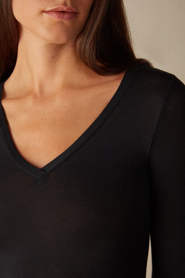 Camiseta ultraleve de modal com decote em V e detalhes em cashmere.