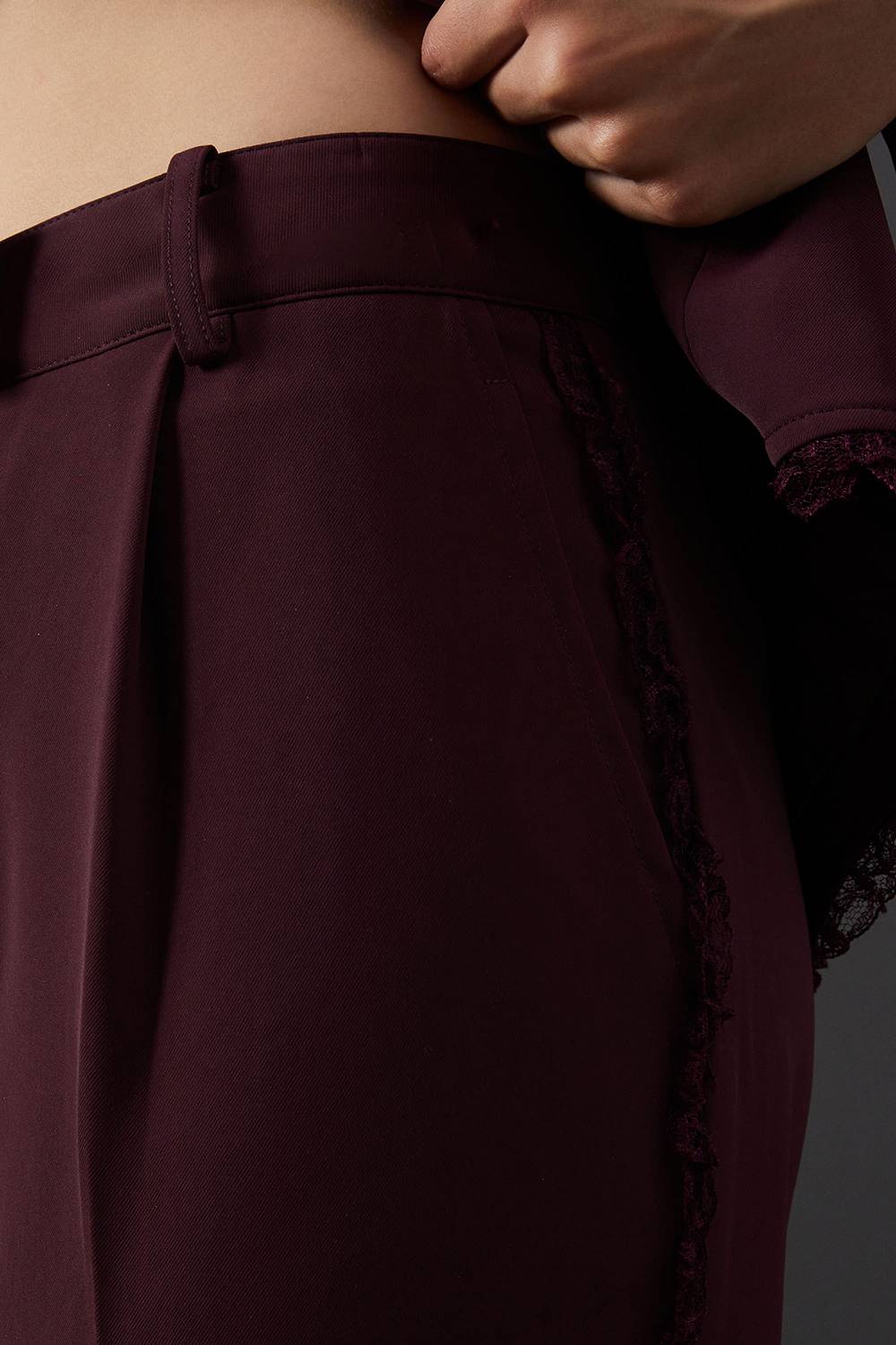 Warehouse Pantalon Ajusté à Volants en Dentelle