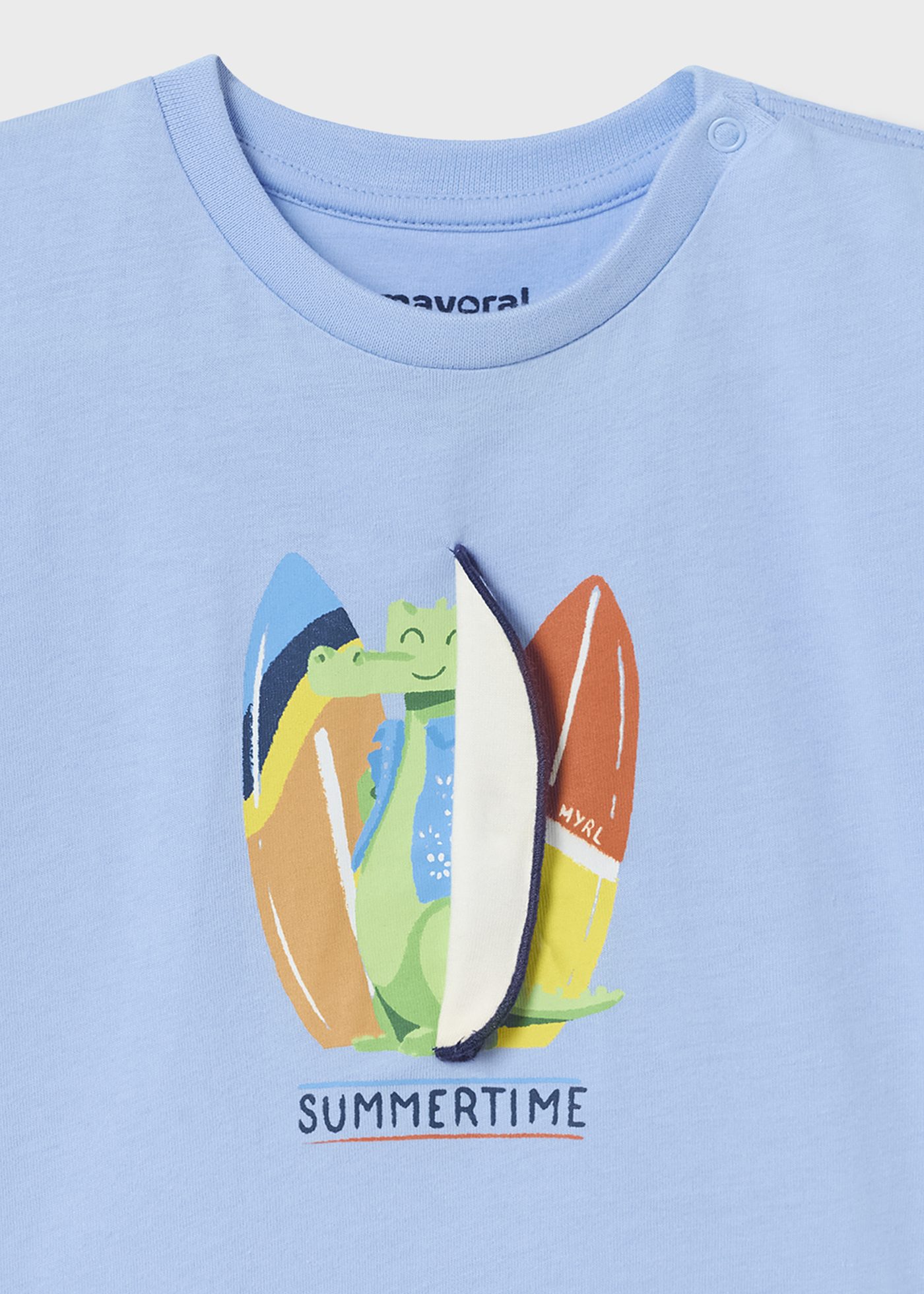 Camiseta infantil com estampa interativa feita de algodão sustentável.