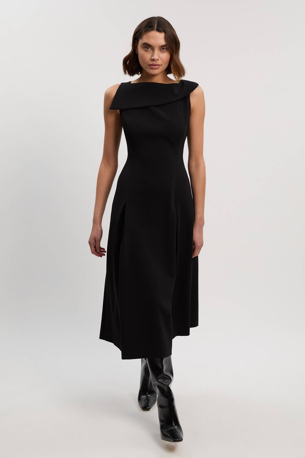KarenMillen Robe ajustée en stretch compact, à encolure asymétrique et à jupe ample
