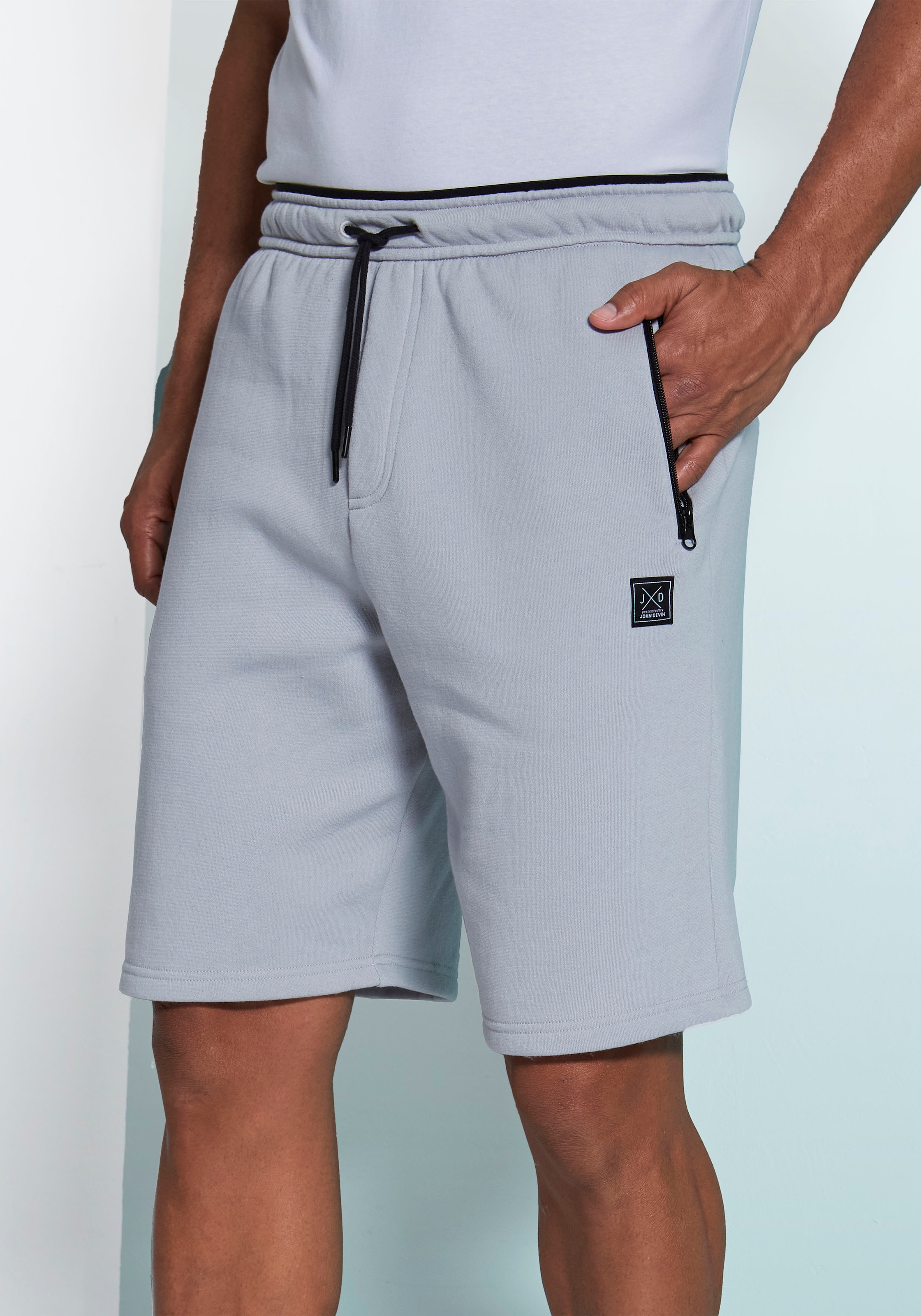 John Devin Sweatshorts  , seitliche Taschen mit schwarzem Reissverschluss