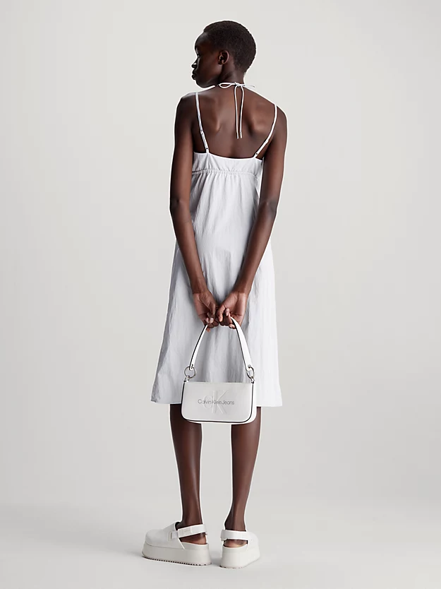 Vestido midi estilo paraquedas com amarração nas costas.