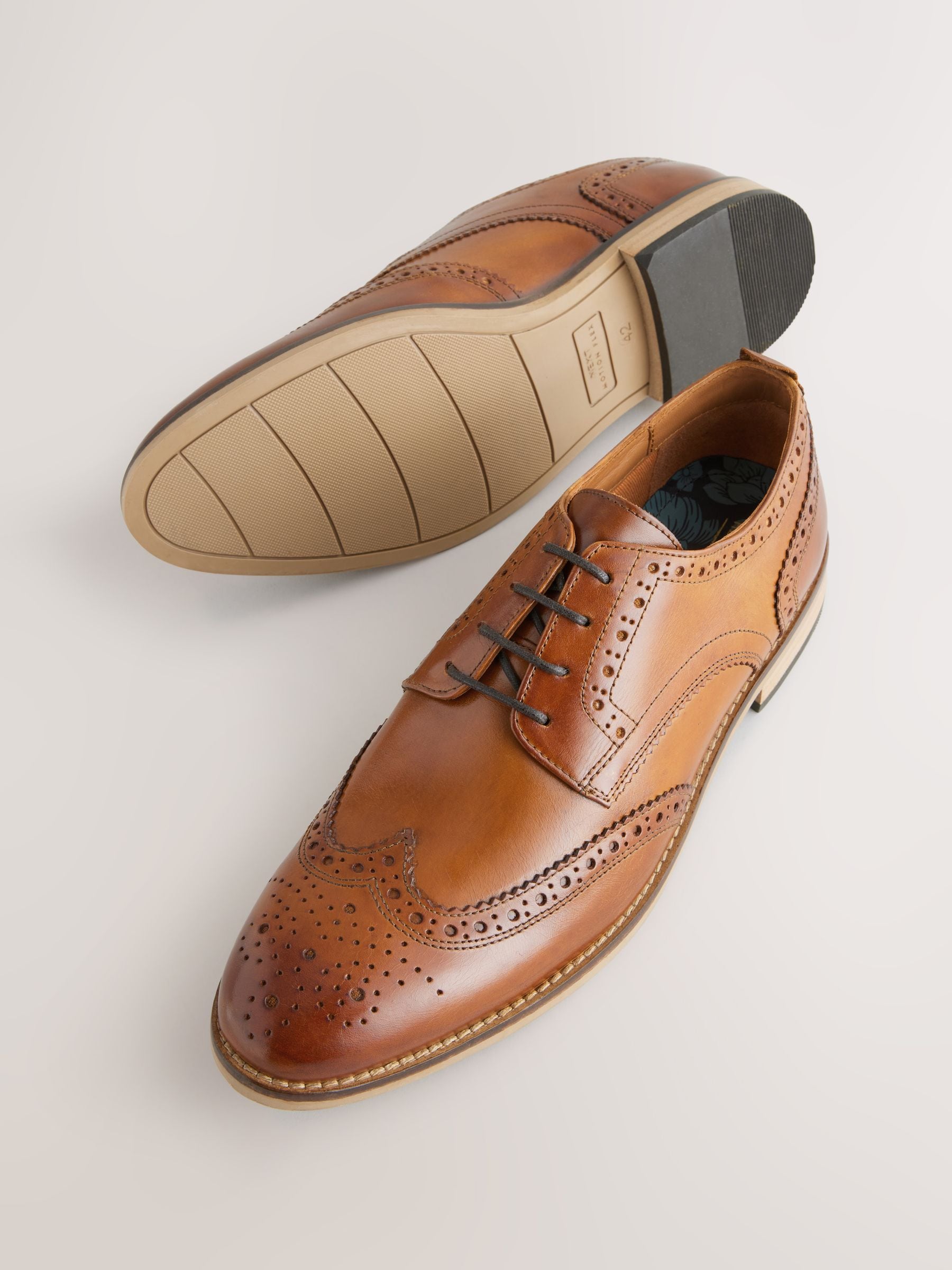 Lichtbruin - Standaard pasvorm - Brogues van leer met contrasterende zool