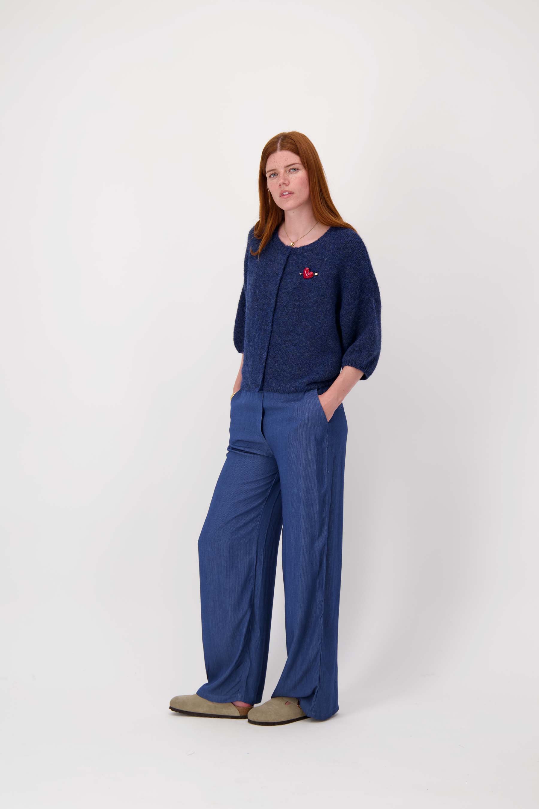 zacht basis vest met vleermuis mouwen en broche