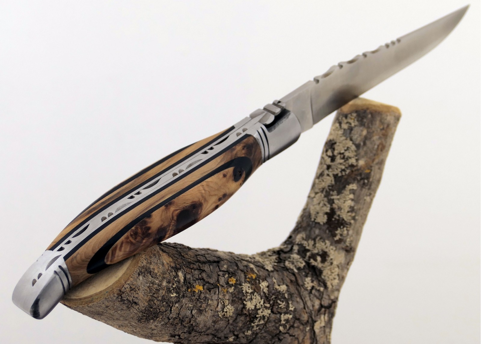 Couteau Laguiole bombé avec un manche en Genévrier et ébène
