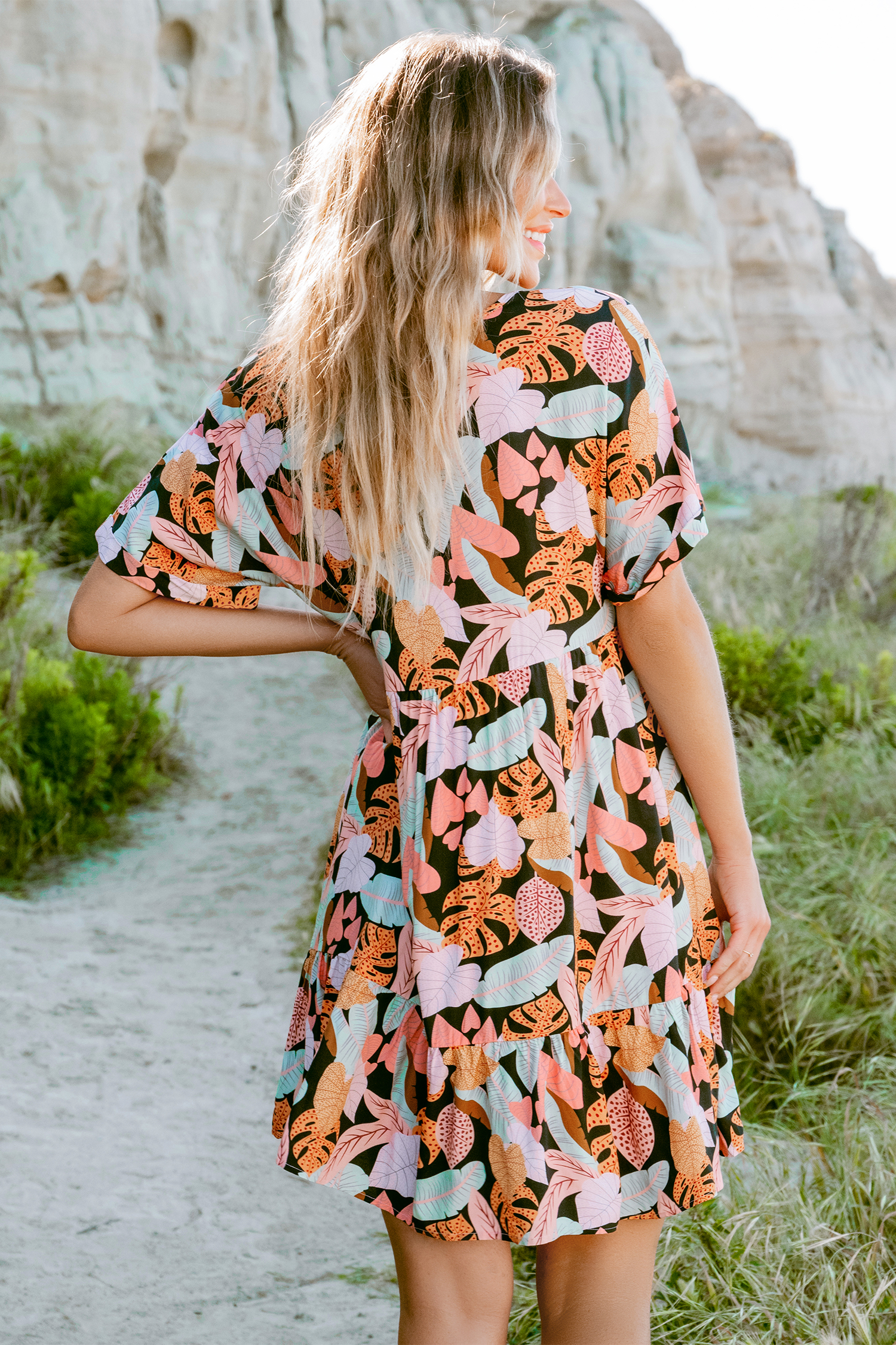 Robe midi à manches courtes et ourlet à volants et feuilles