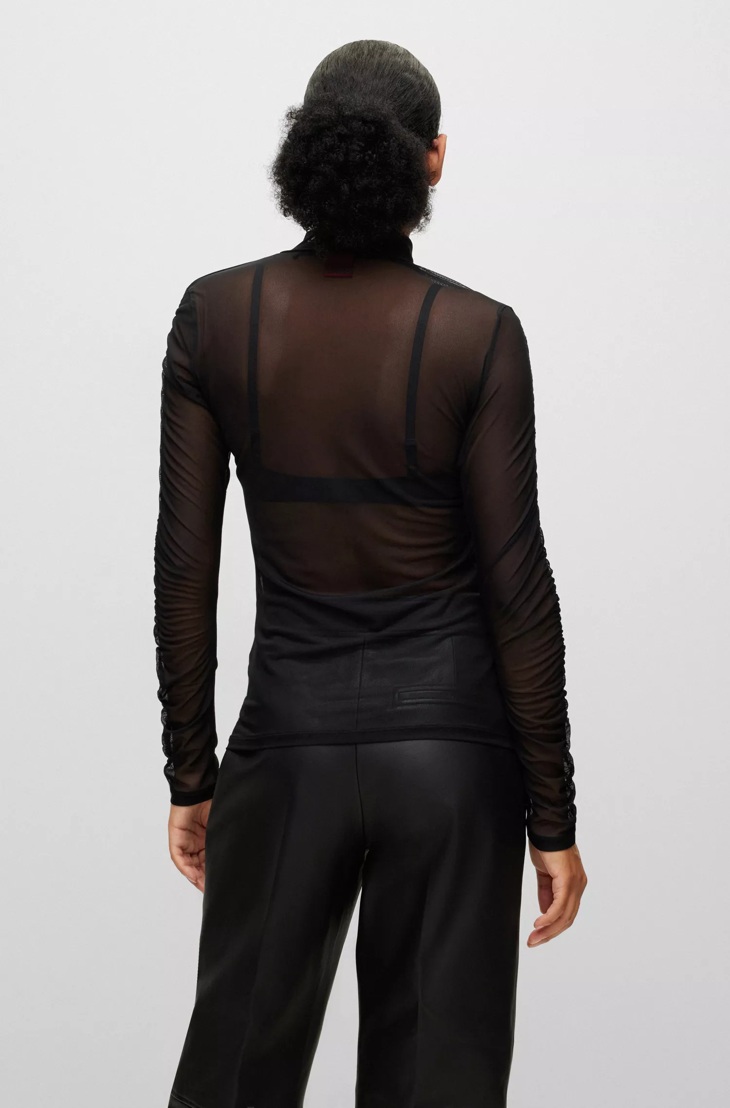 Blusa HUGO vermelha de gola alta em malha elástica com detalhes de babados.