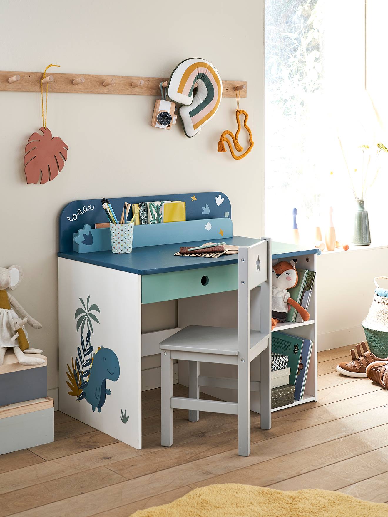Escrivaninha infantil ROAAR, branca média, lisa com detalhes decorativos.