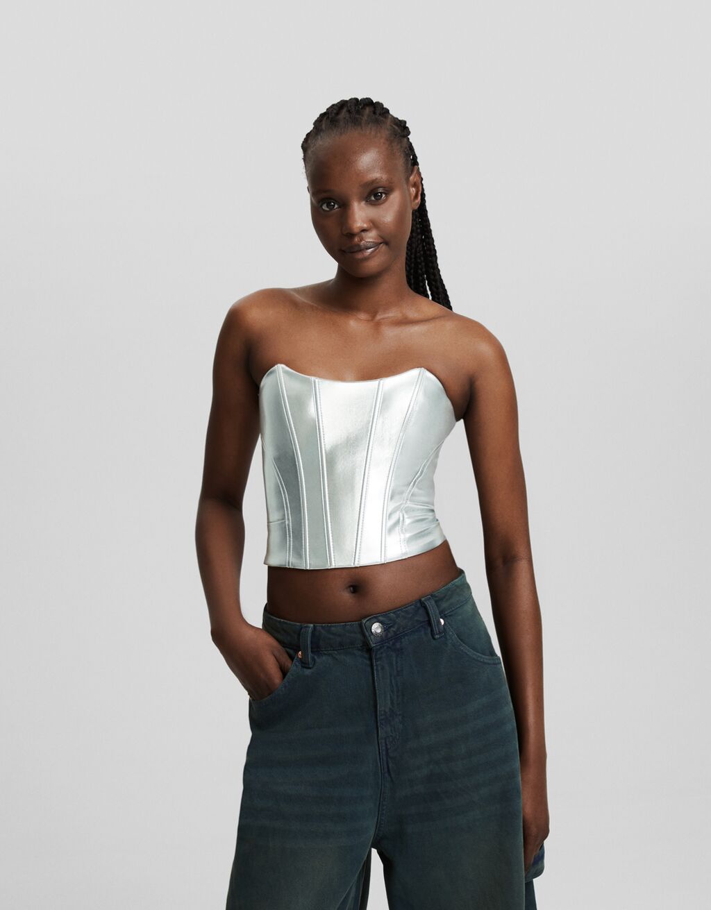 Top cropped bandeau em couro sintético