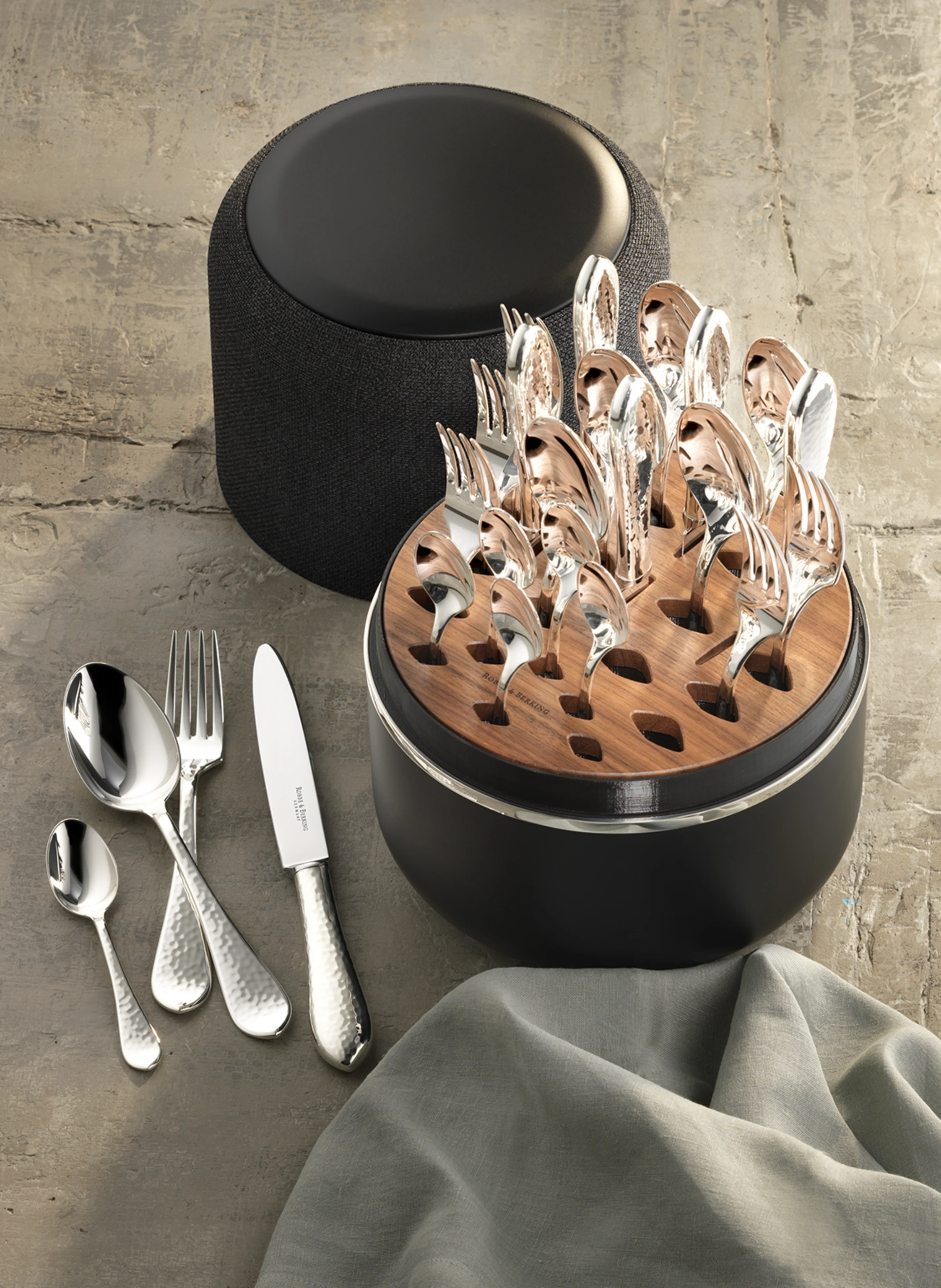 ROBBE & BERKING 24-tlg. Besteckset THE BOX MARTELÉ - FROZEN BLACK EDITION (150g versilbert)