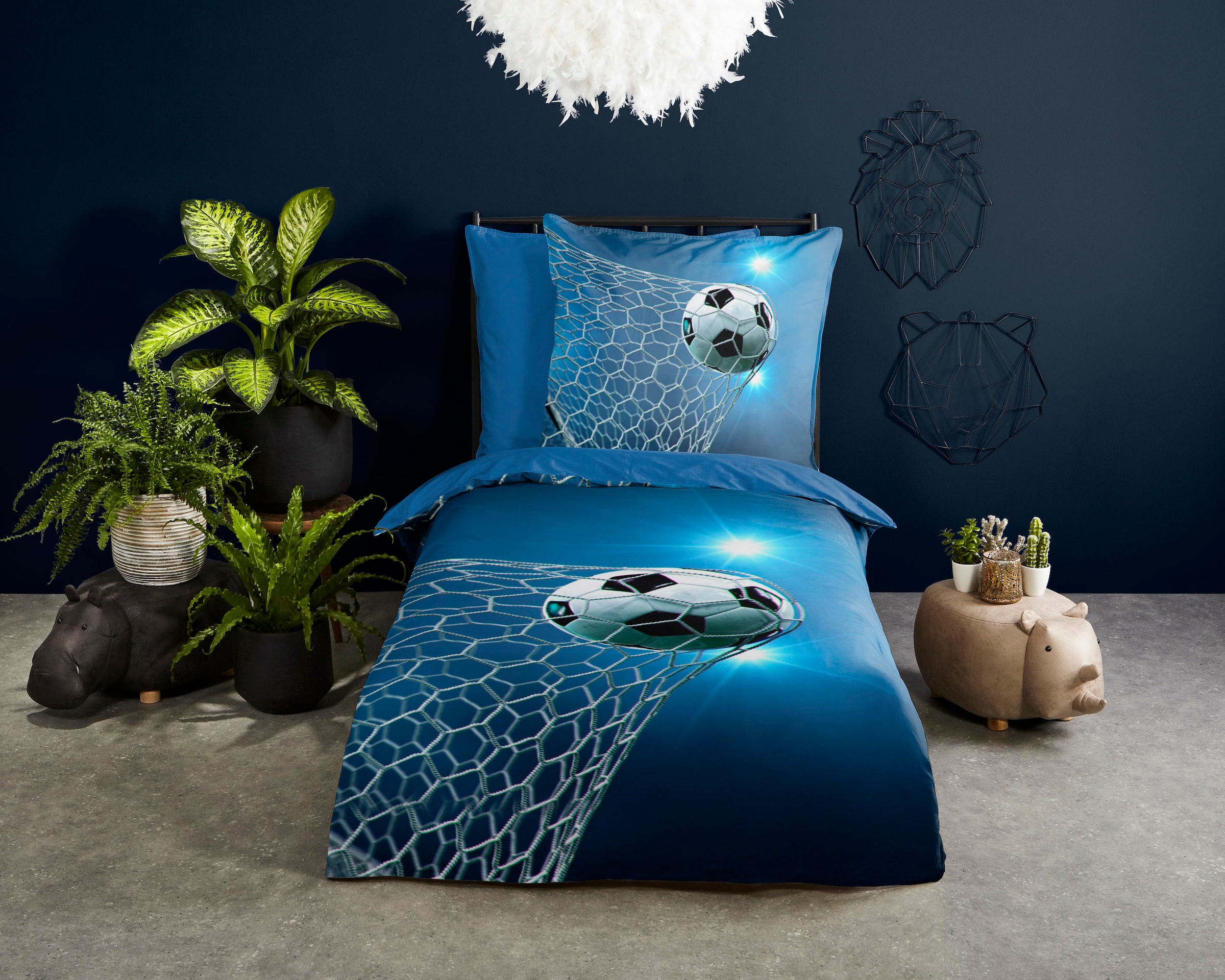 PURE luxury collection Kinderbettwäsche »Fans« 2 Stk. tlg. 135x200, Pflegeleicht, Reissverschluss, Wende, Kind Junge, Fussball Blau