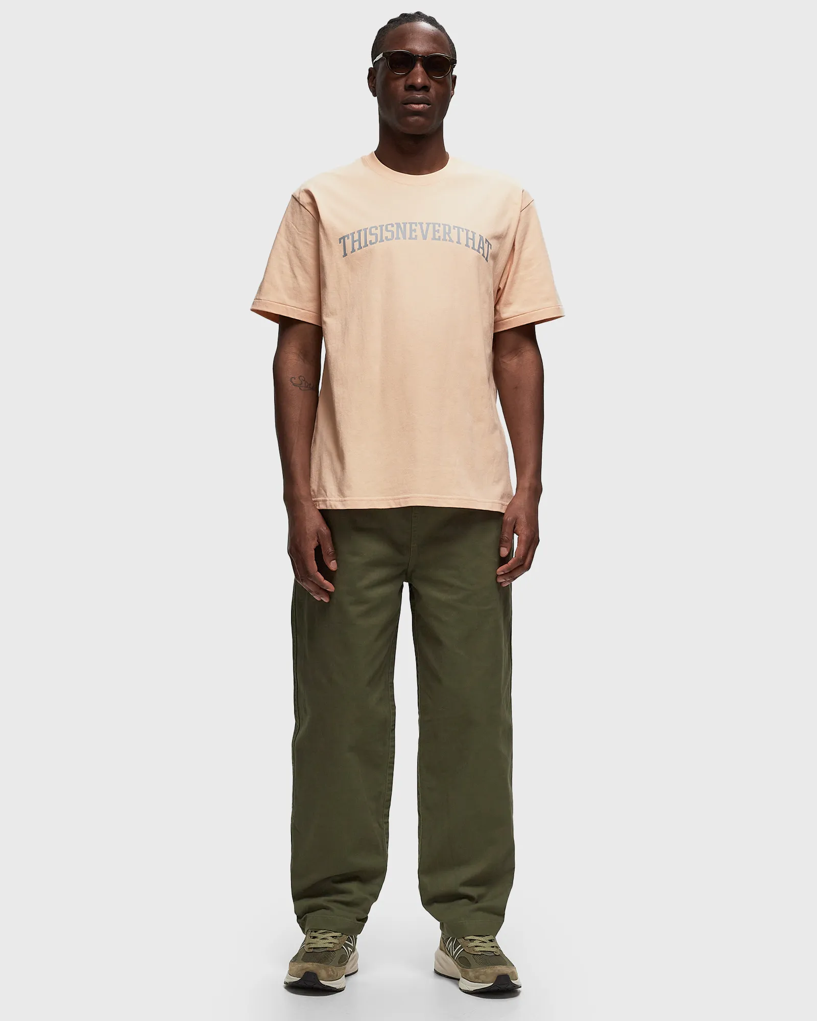 camiseta thisisneverthat com logo em arco