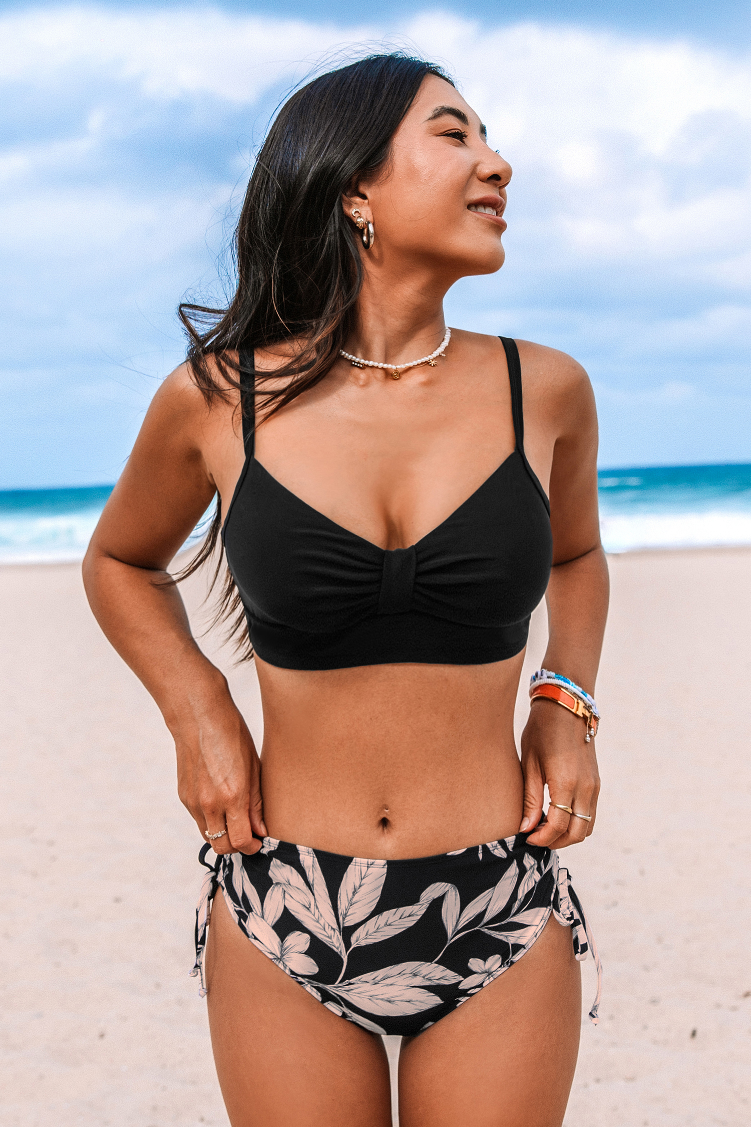 Bikini taille moyenne avec col en cœur noir et bas à nouer sur le côté tropical