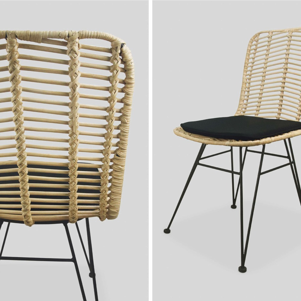 Deux chaises en rotin naturel et métal. Coussins noirs - cahya