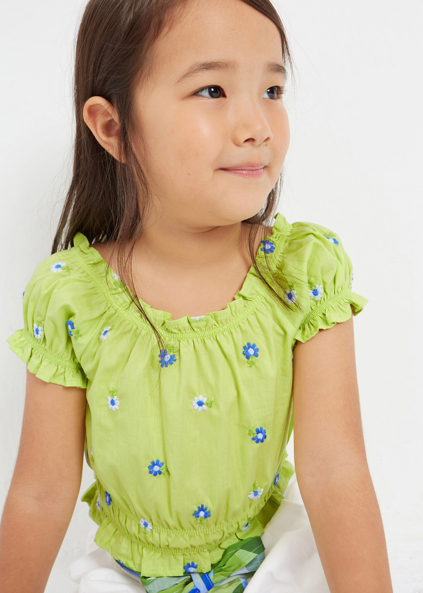 Blusa de manga curta com bordados para meninas