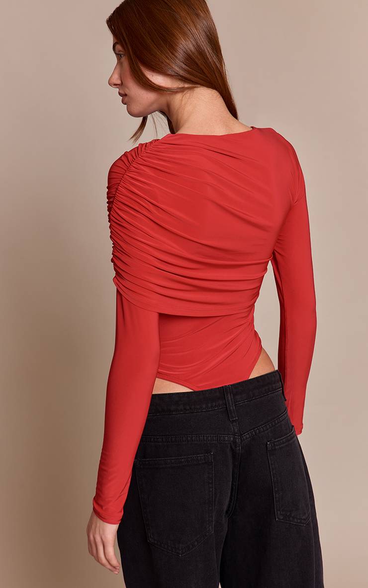 Rouge Body À Manches Longues En Tissu Slinky Double Couche Avec Détail Cape