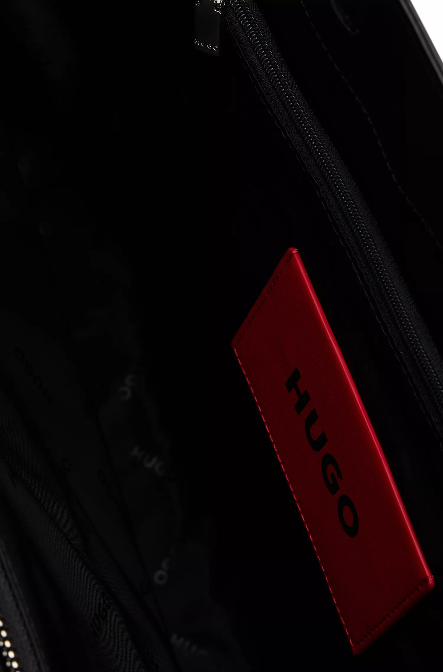 Bolsa HUGO Red-Shopper em couro sintético com logotipo polido.