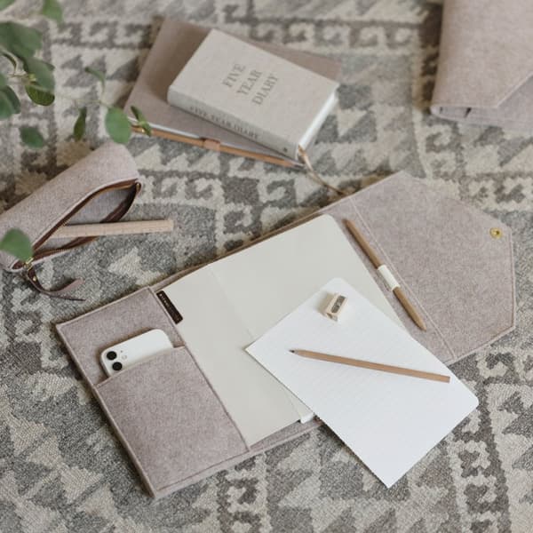 Bokomslag i økologisk ull Sand 20 cm P.A.P & PAPERSTYLE