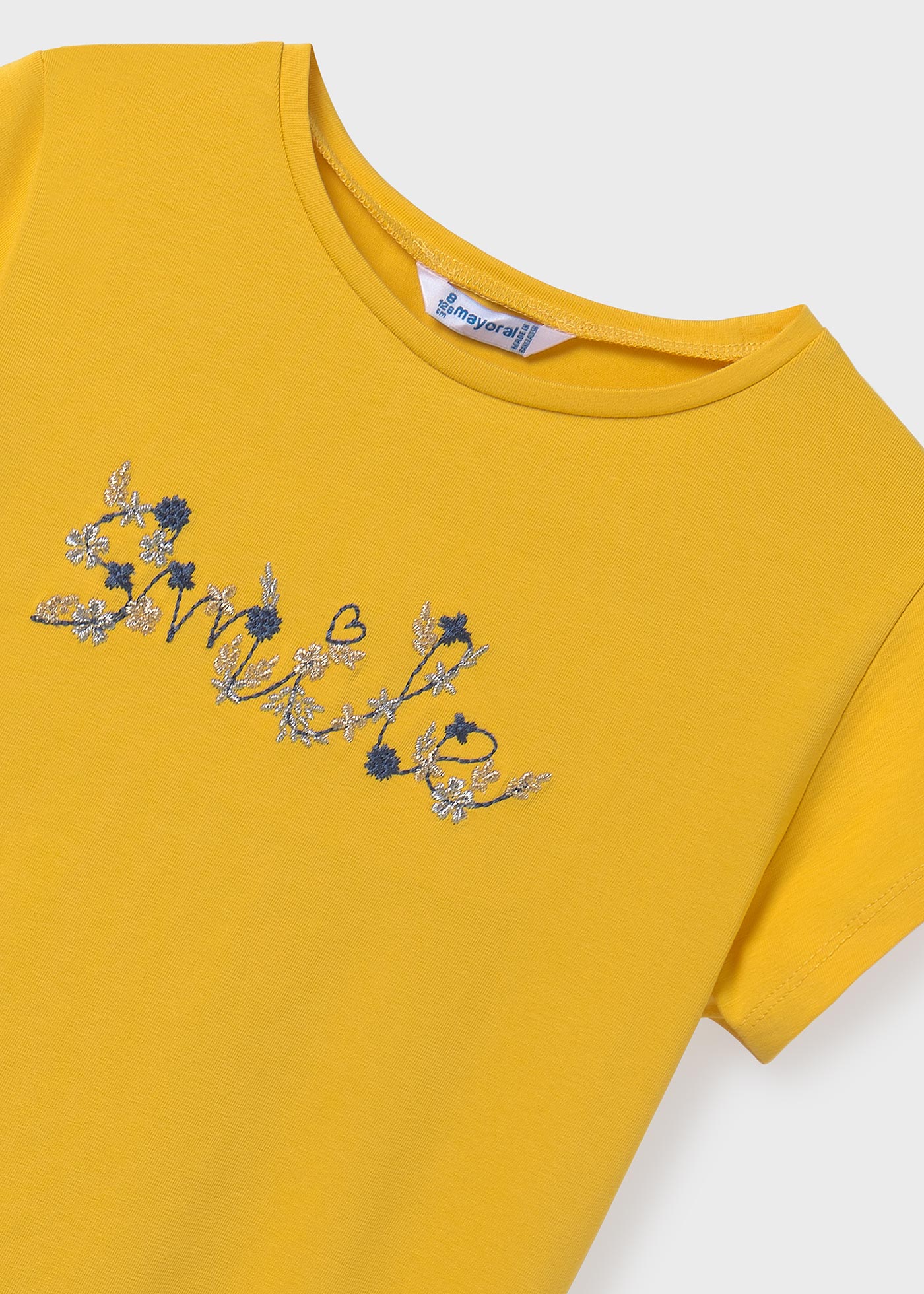 Camiseta com a frase bordada 