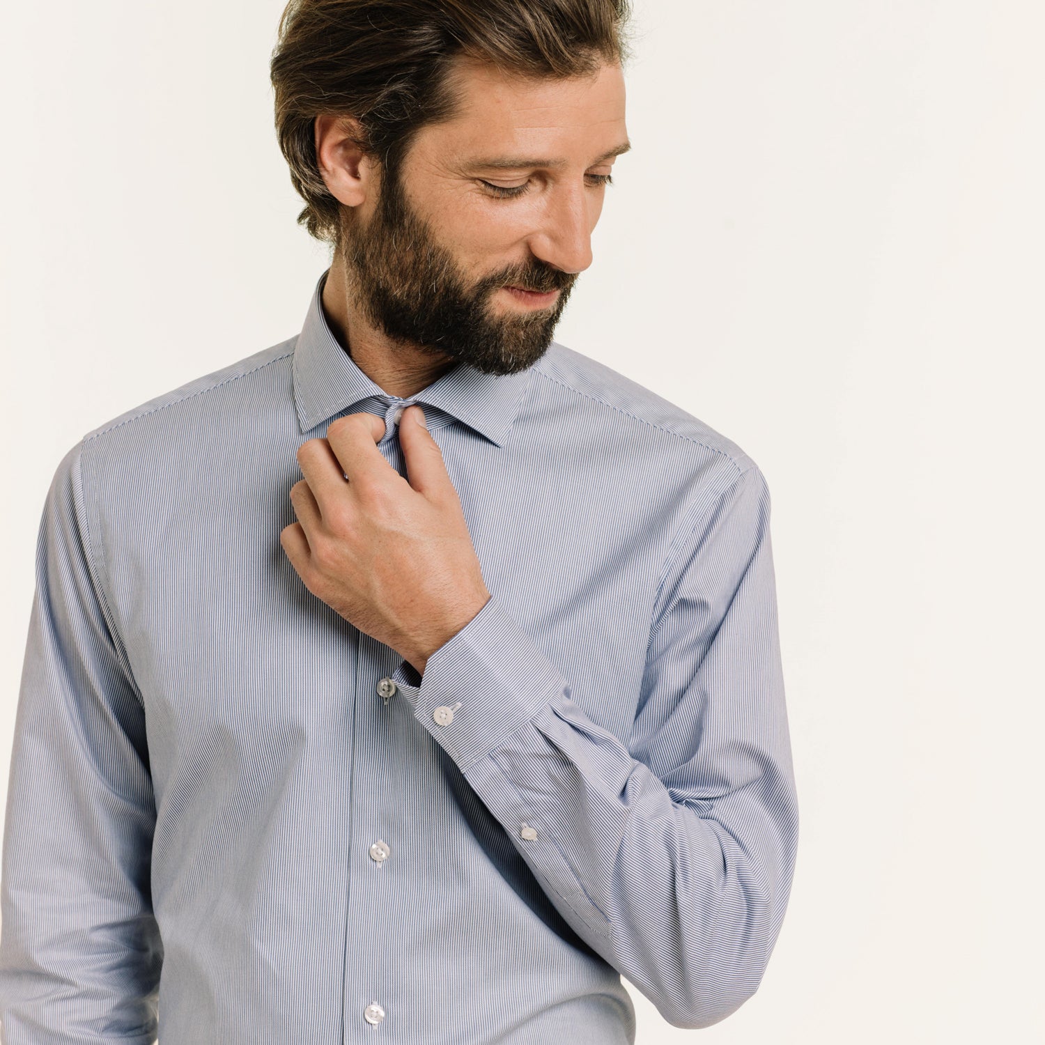 Fitted shirt in double-twisted twill with fine navy blue stripes