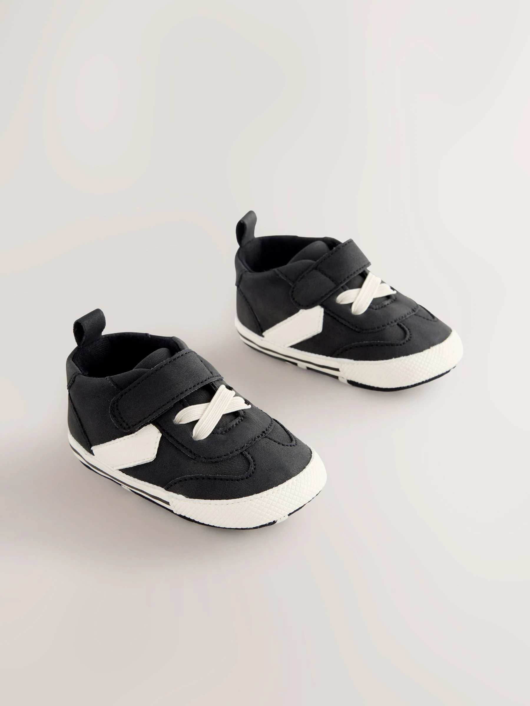 Zwart/wit - Babysneakers met klittenbandsluiting, elastische veters en visgraatmotief (0 - 2 mnd)