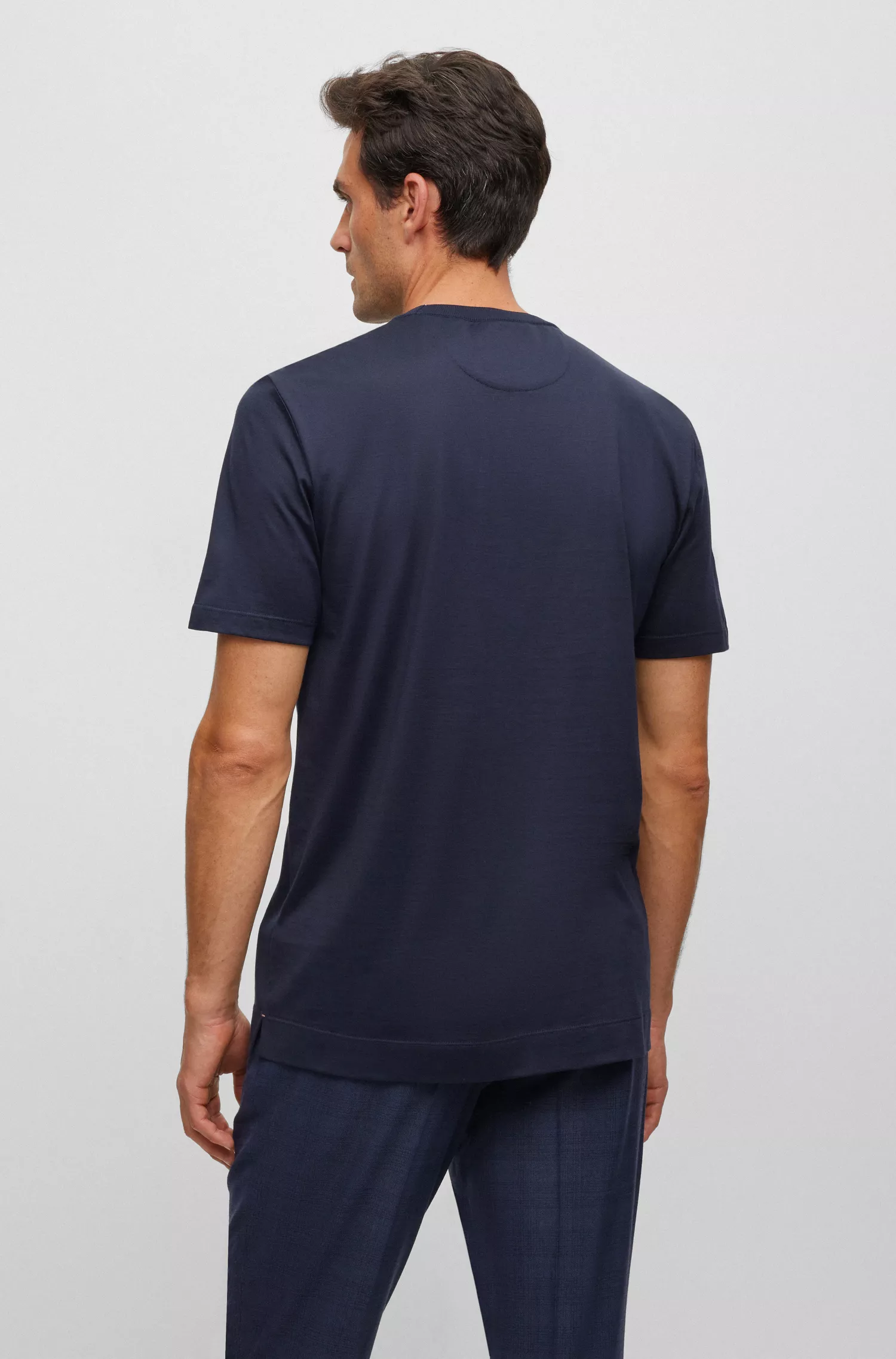 Camiseta BOSS em algodão e seda na cor camelo com listras finas e gola dupla.
