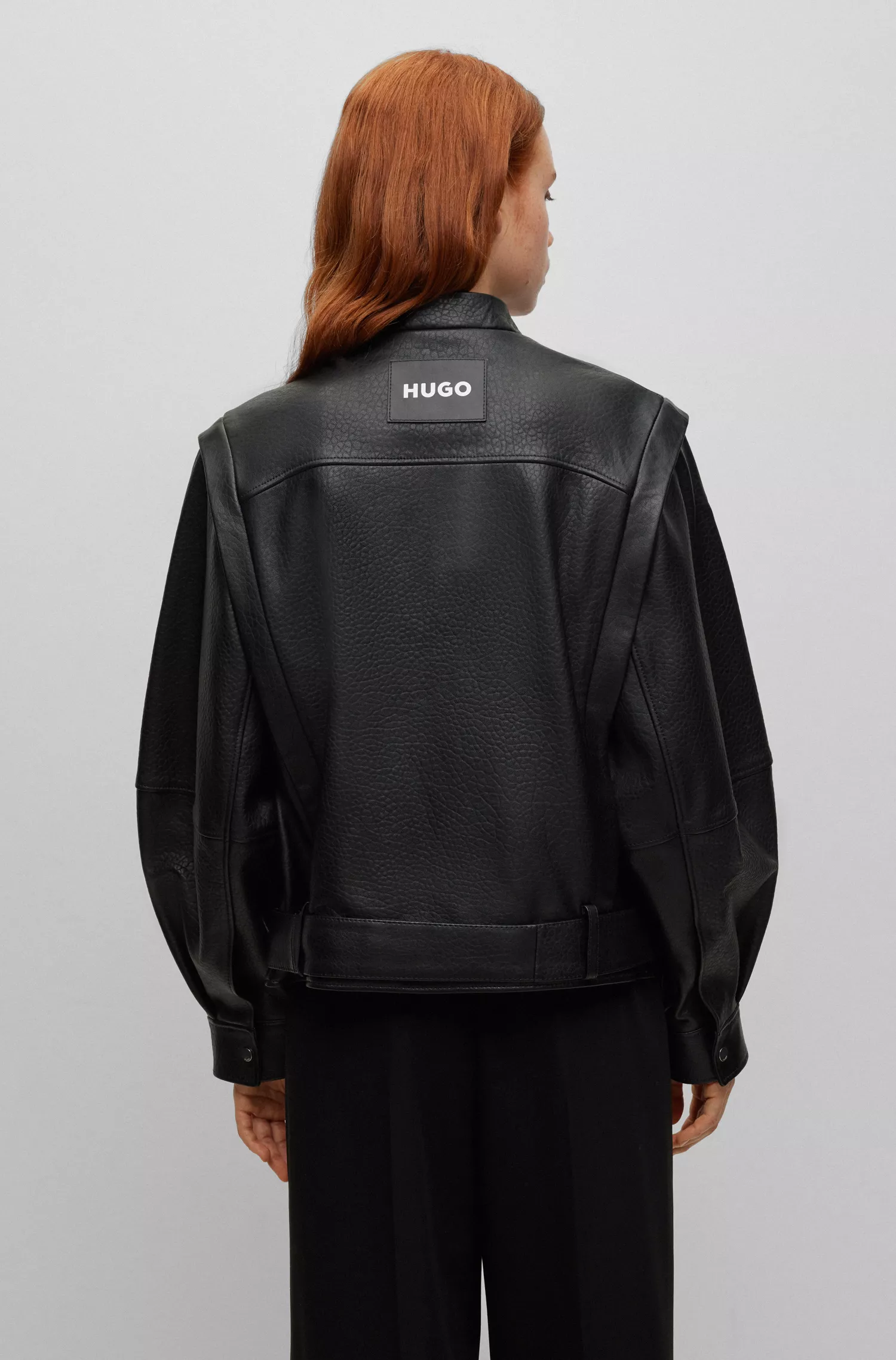 Jaqueta de couro HUGO vermelha, modelagem oversized e mangas removíveis com zíper.