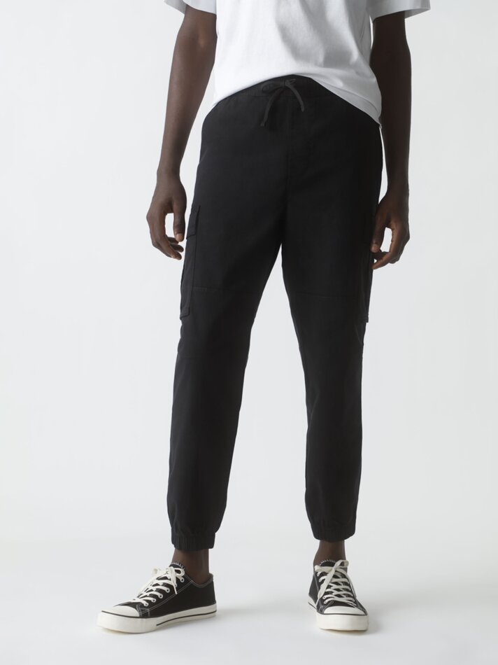 Calça jogger com bolsos - Preta