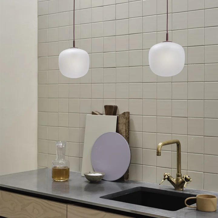 Muuto - Rime Pendelleuchte Ø 12 cm, opal / deep red