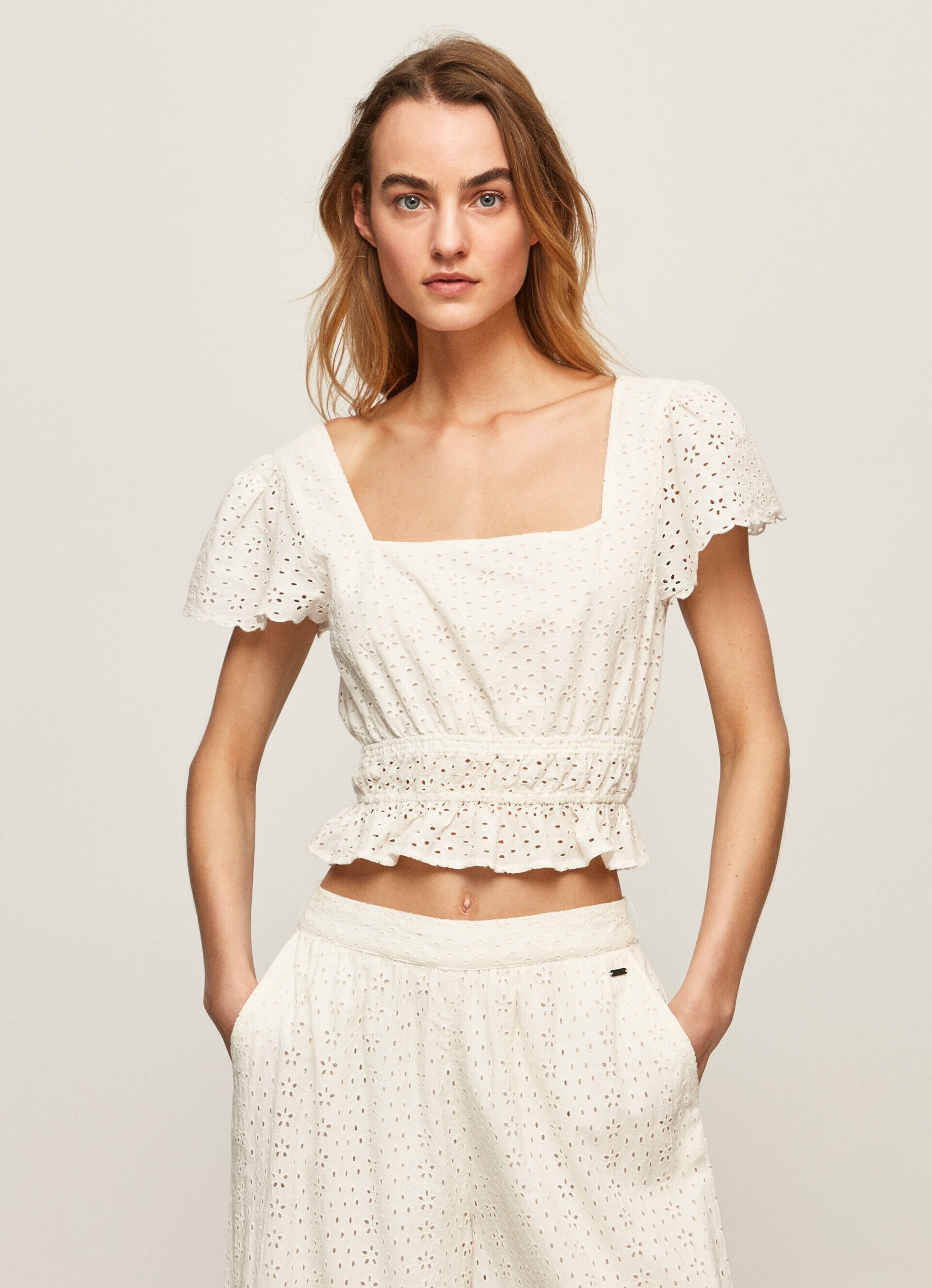 Blusa de algodão com detalhes vazados - branca