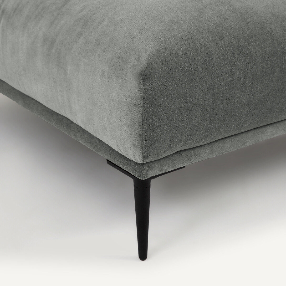 AM.PM<br>Puf XL em veludo, design Oscar E.Gallina