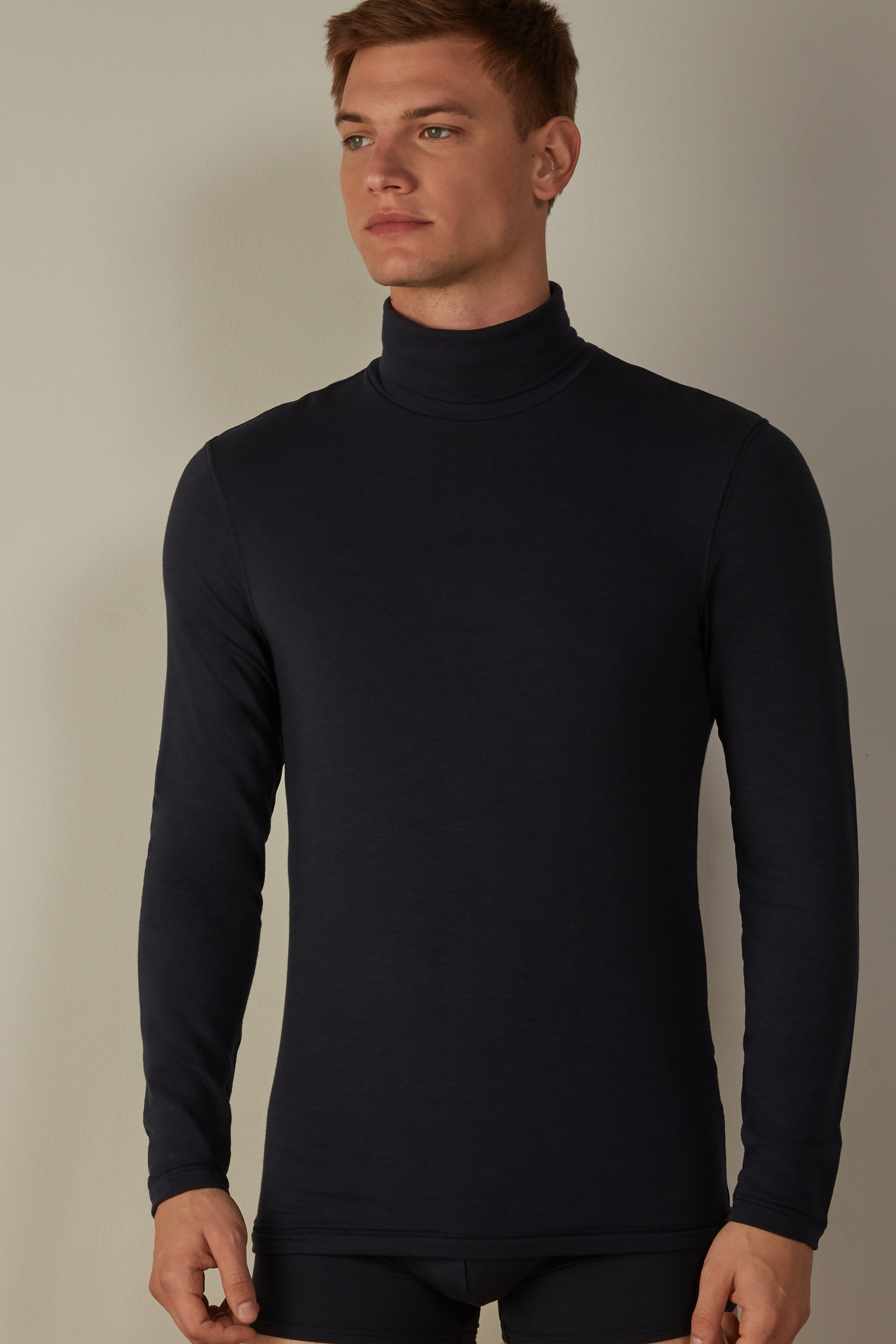 Camiseta de manga comprida em modal cashmere com gola alta.
