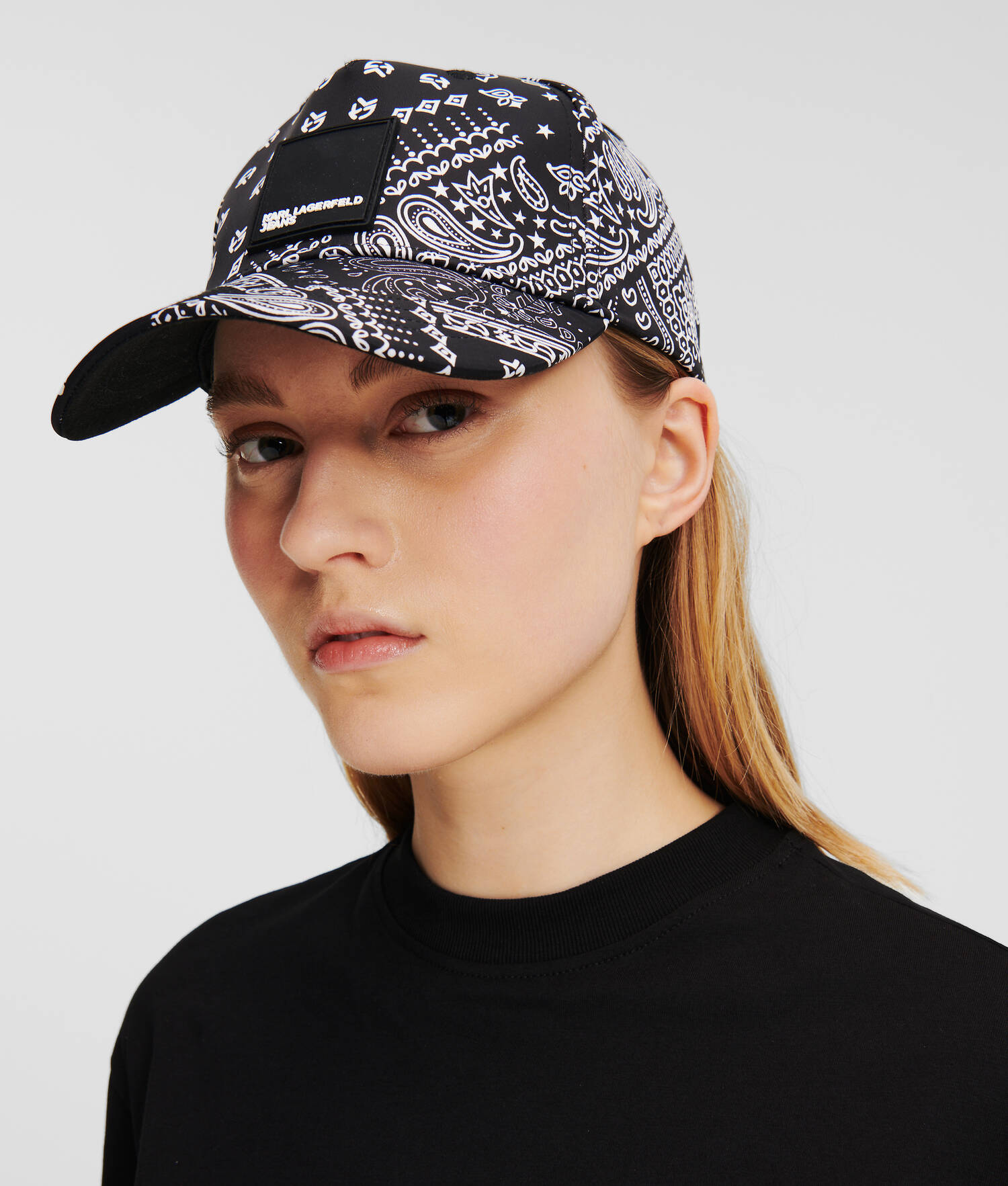 CASQUETTE IMPRIMÉ BANDANA AVEC LOGO KLJ ENCADRÉ
