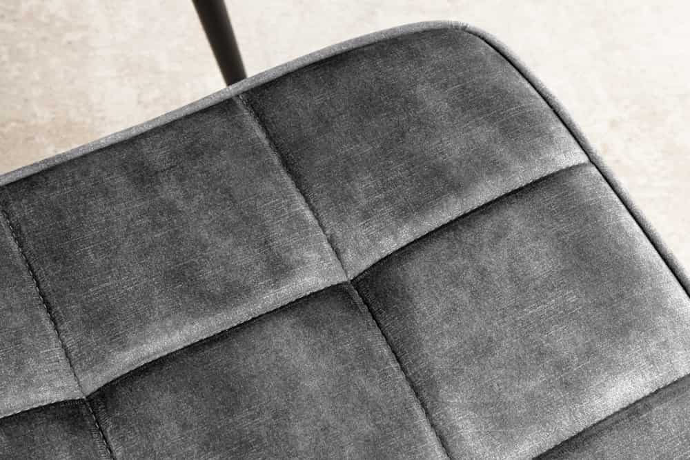 Moderner Hocker SCANDINAVIA grau Samt schwarze Metallbeine Fußhocker
