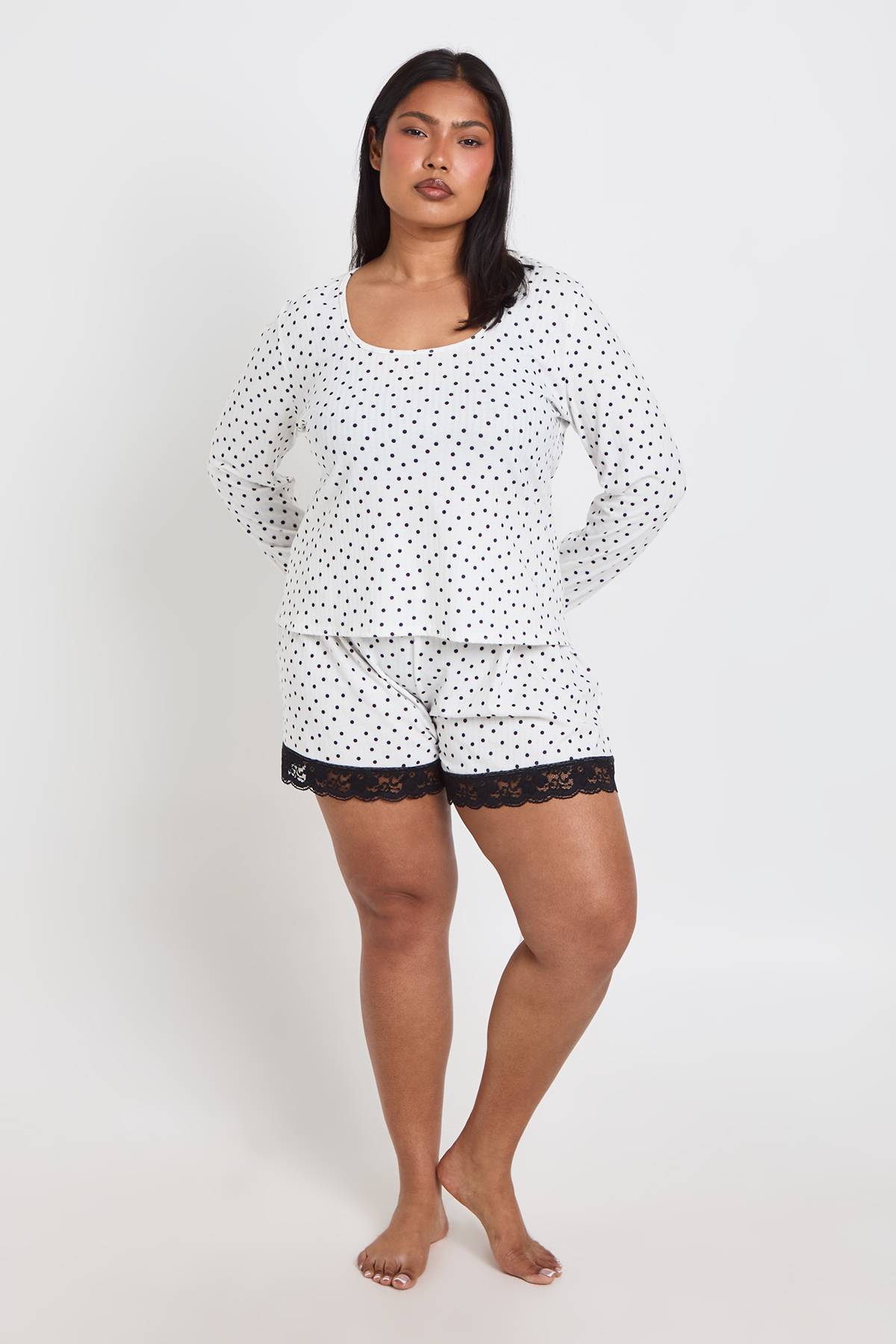 boohoo Ensemble Pyjama Grande Taille À Pois Avec Haut À Manches Longues Et Short