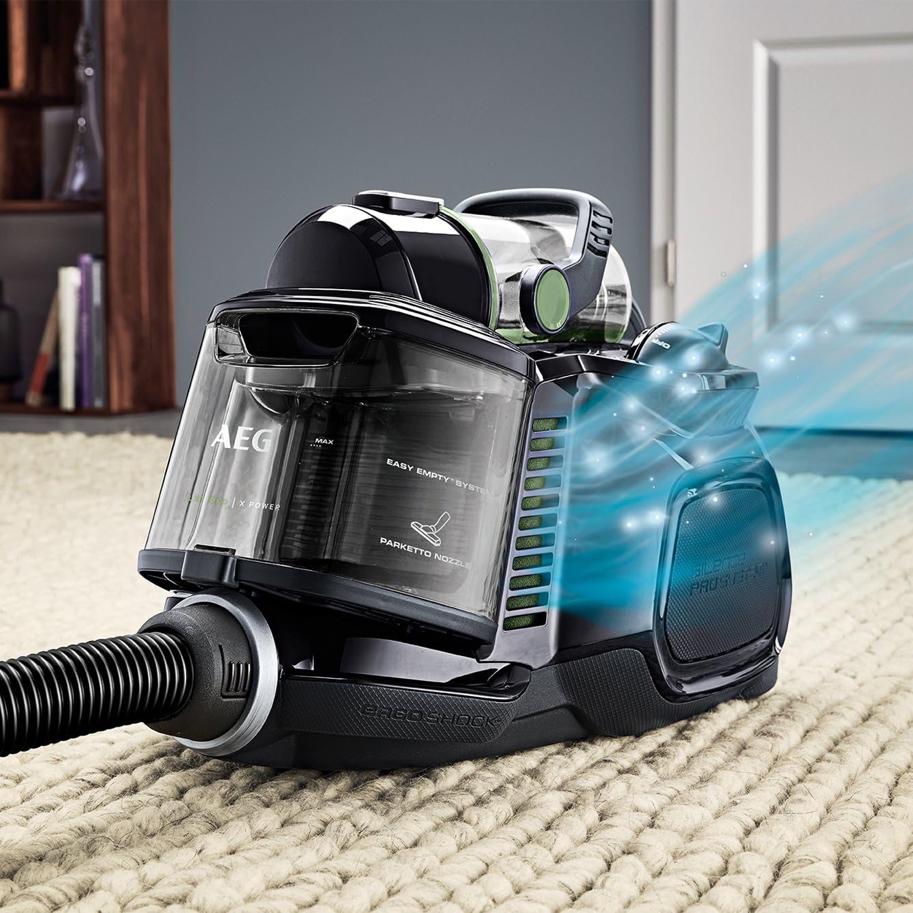 AEG LX7-2-ÖKOX Staubsauger ohne Beutel (55% Recyclingmaterial, inkl. Zusatzdüsen, 750 Watt, 9 m Aktionsradius, 1,4 l Staubbehälter, ergonomischer Handgriff, waschbarer Hygiene Filter, schwarz/grün)