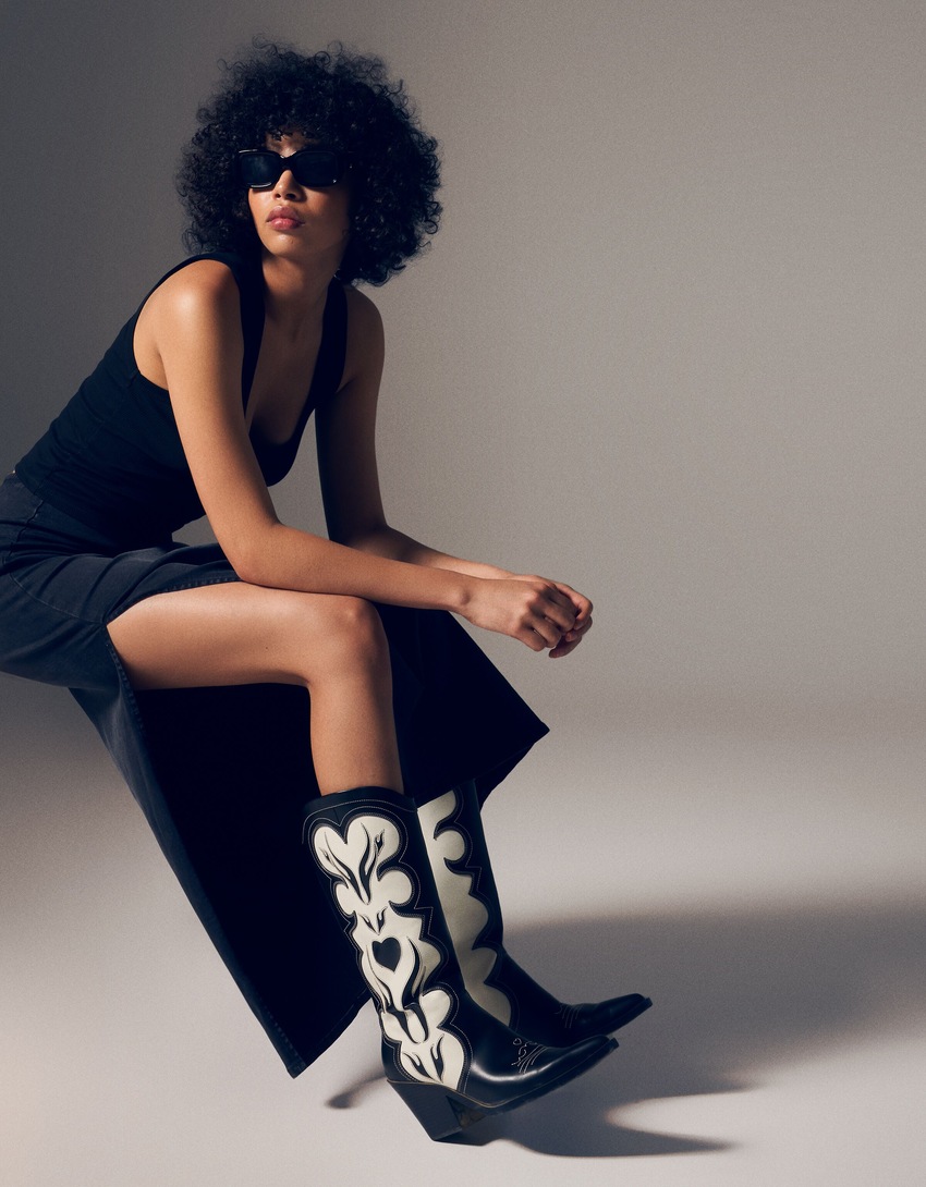 Botas de cowboy de salto alto com bordados contrastantes