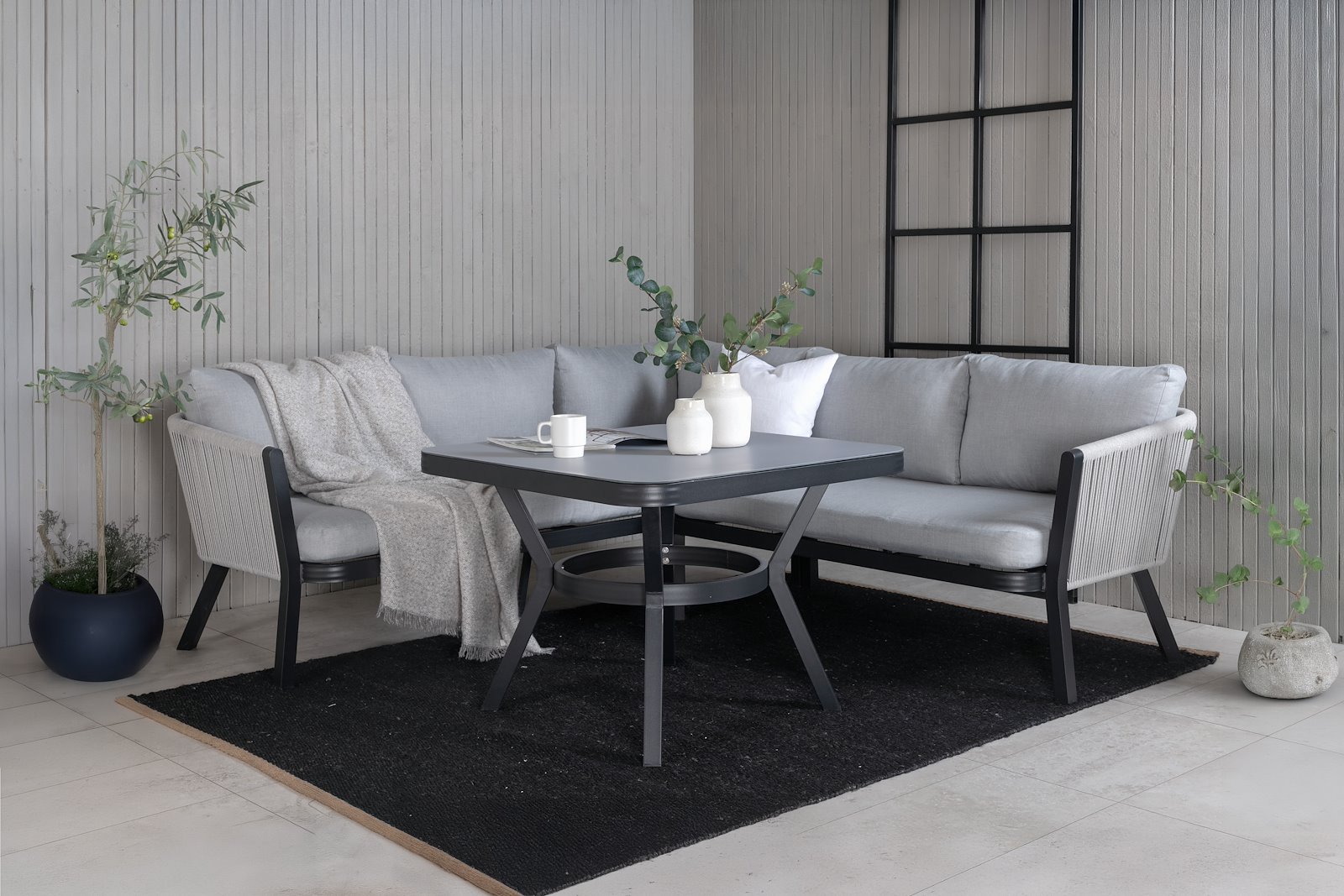 Virya utesofa Hagesofa med sortlakkert ramme, lysgrå tau og pute. Bord er inkludert.