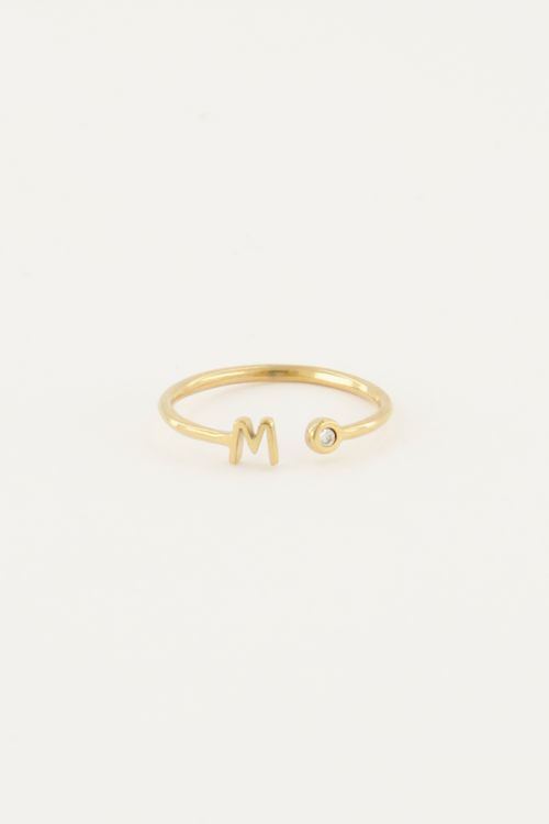 Initial ring met steentje