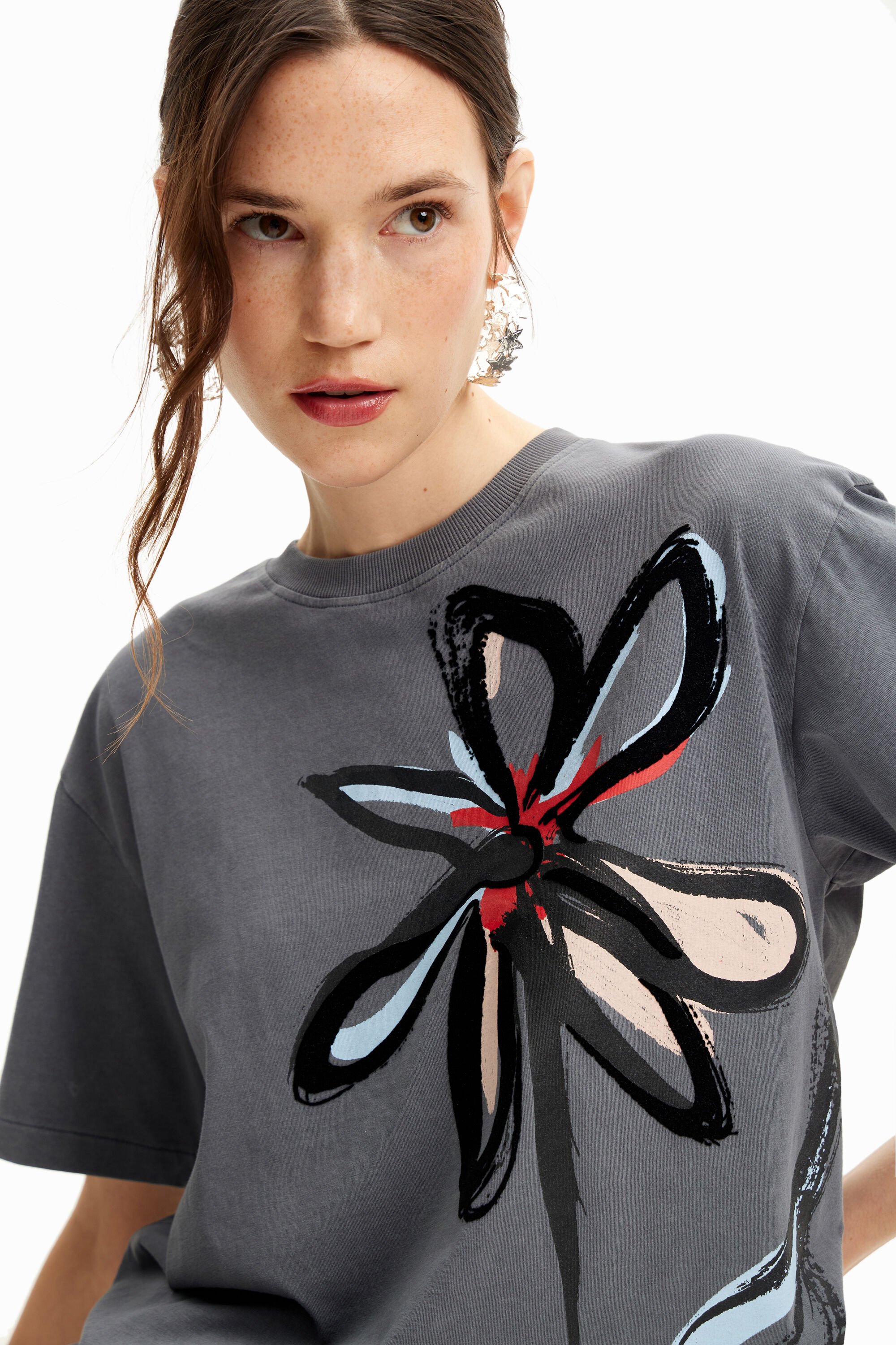 Camiseta com ilustração de flores