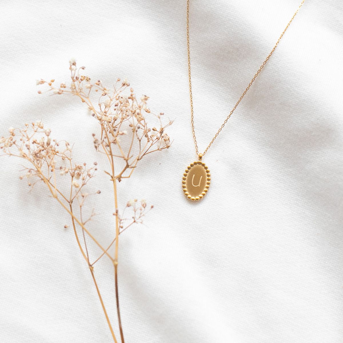 Collier médaillon gravé lettre alphabet