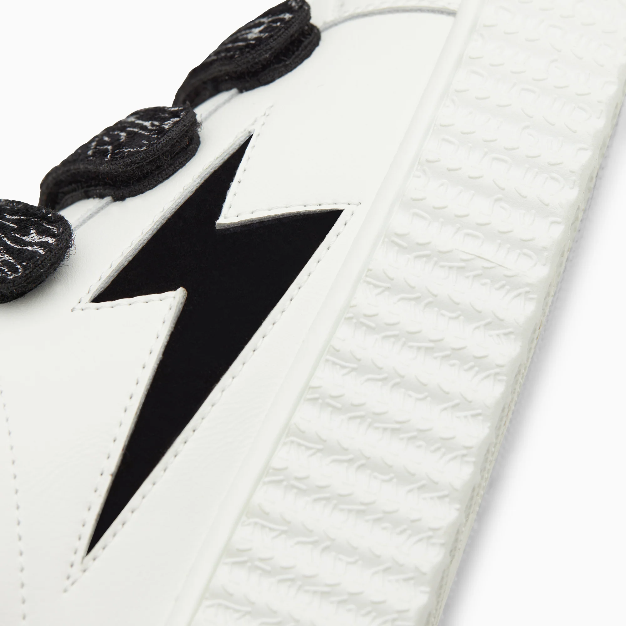 Sneakers-Baskets éclair Ingrid blanc et noir zébré à scratchs