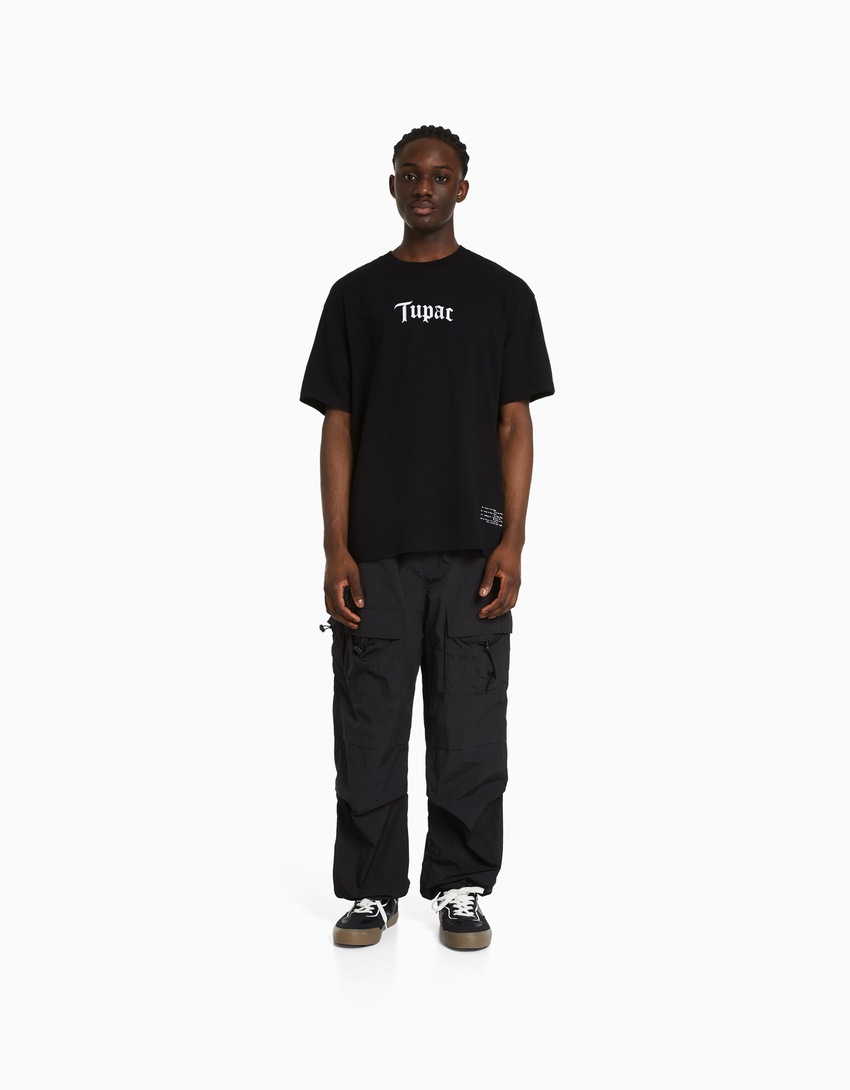 Camiseta de manga curta com estampa do Tupac e modelagem quadrada.