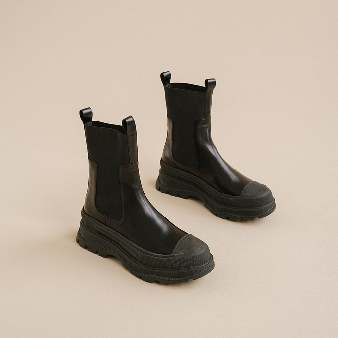 Boots à semelles crantées  en cuir glacé noir