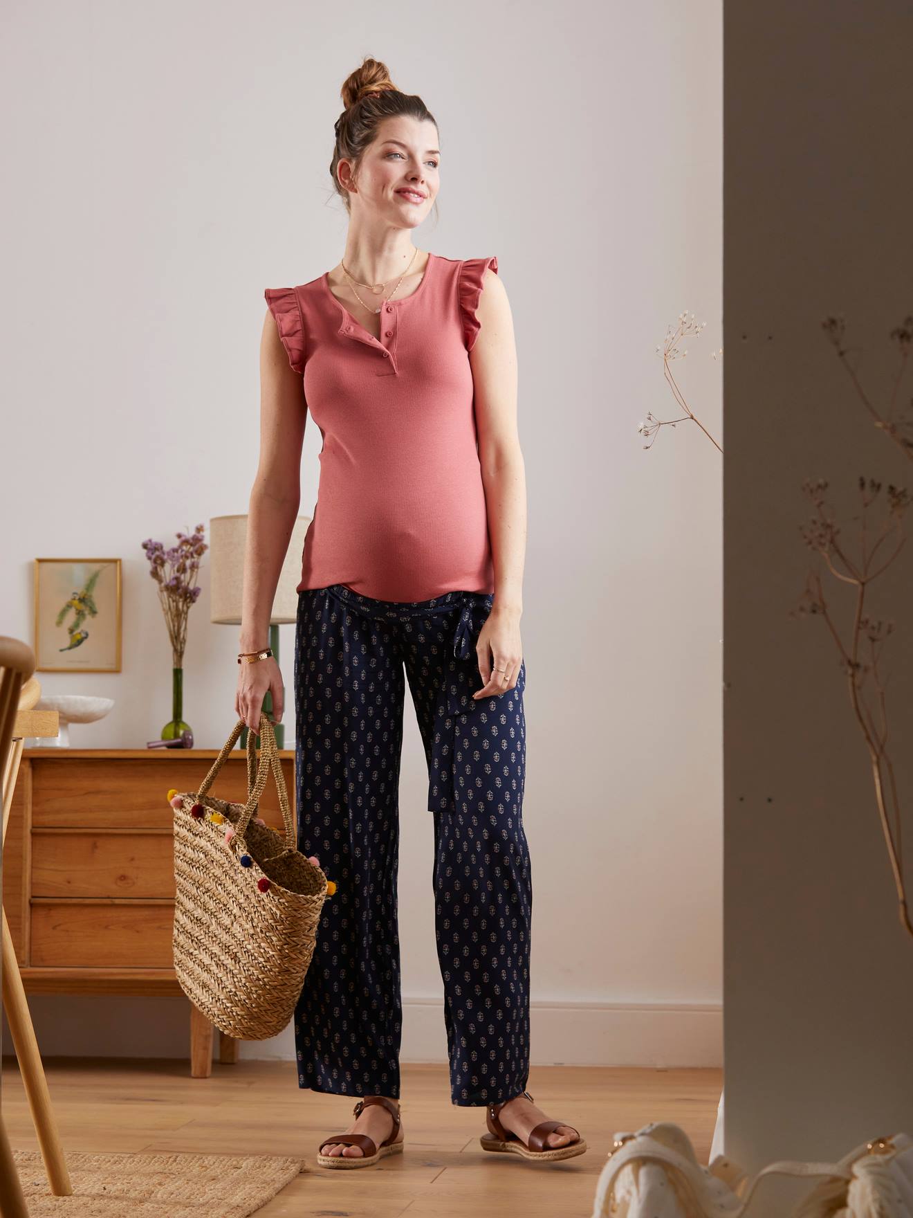 Calças de maternidade fluidas em viscose estampada azul-escura.