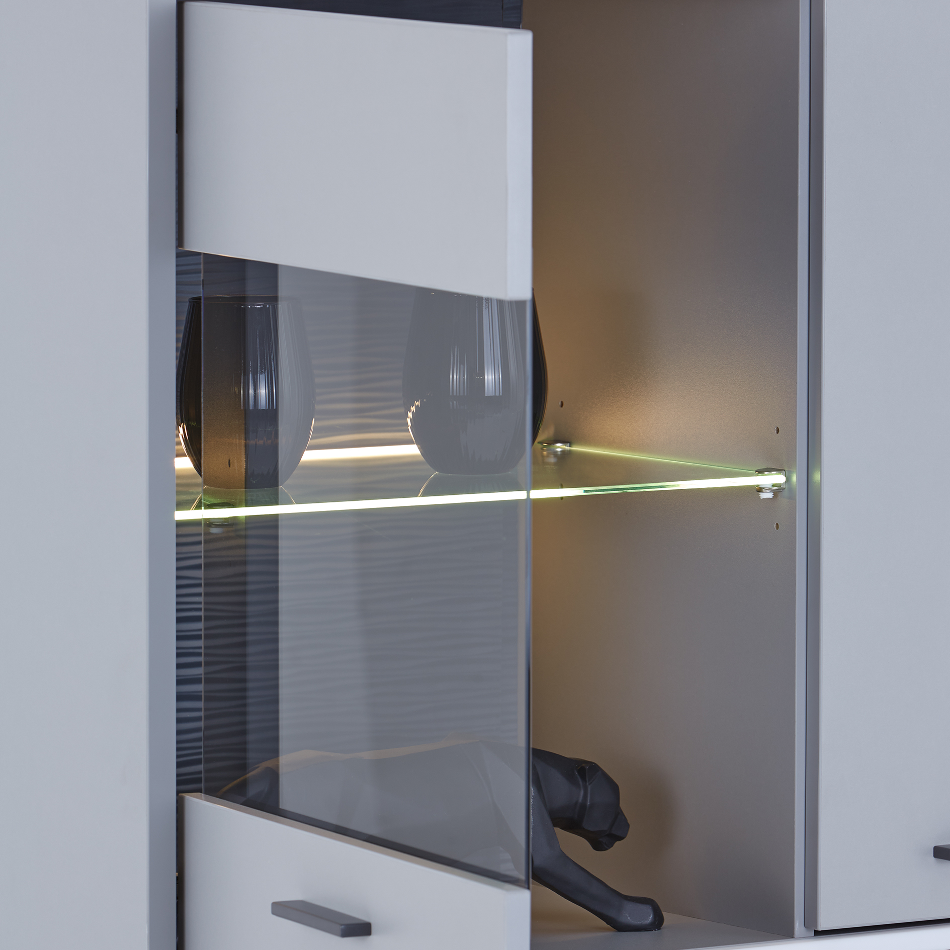 Standvitrine DYNAMIC - Nox Oak-hellgrau - mit Beleuchtung