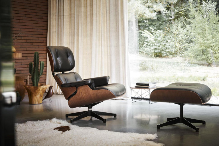 Vitra Eames Lounge chair en Ottoman Walnoot wit (klassieke afmeting) gepolijst onderstel/zitting Premium leer Snow