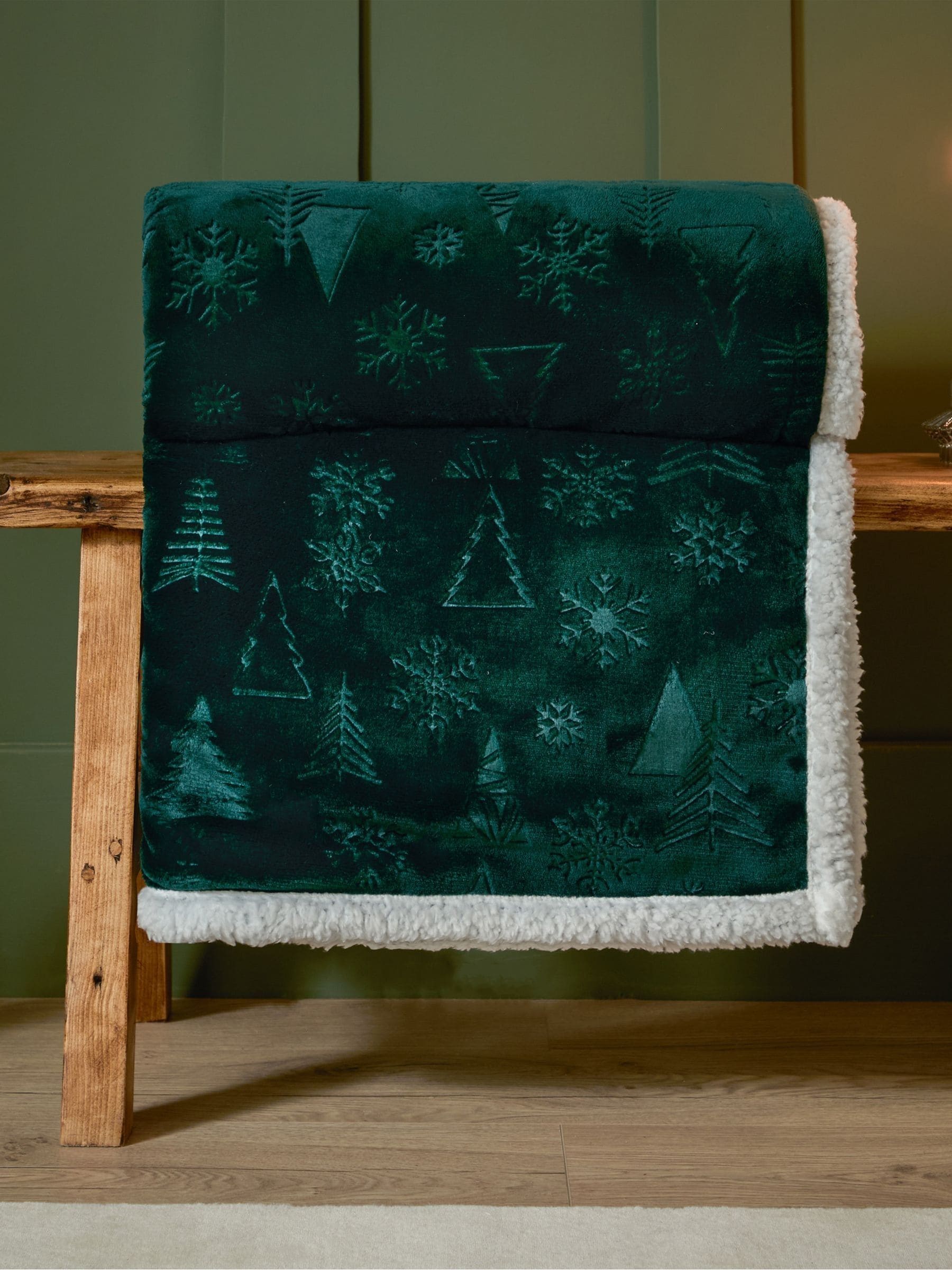Furn Christmas Festive Time Sherpa Fleece Embossed Throw