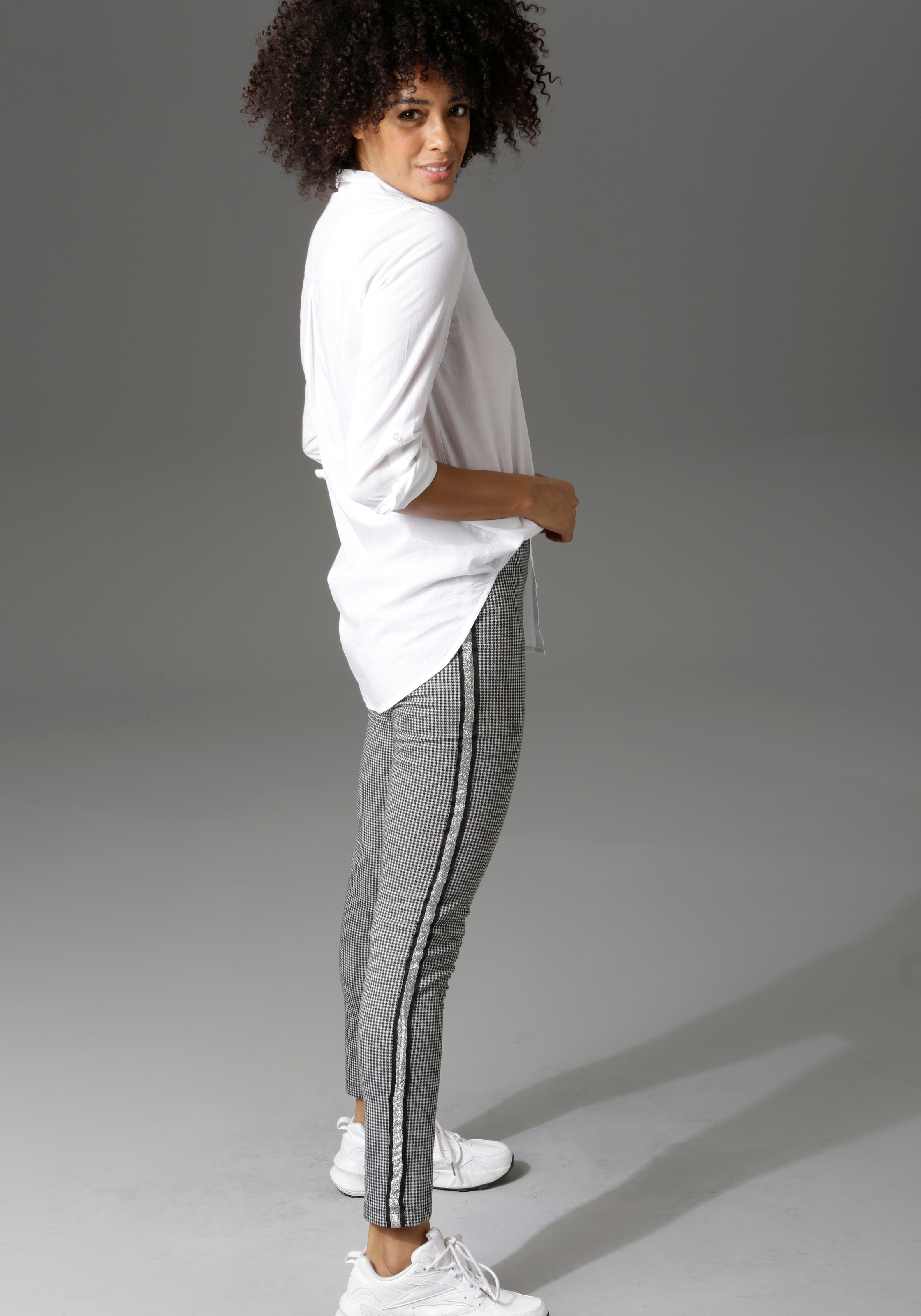 Aniston CASUAL Schlupfhose  mit glitzernden Galonstreifen