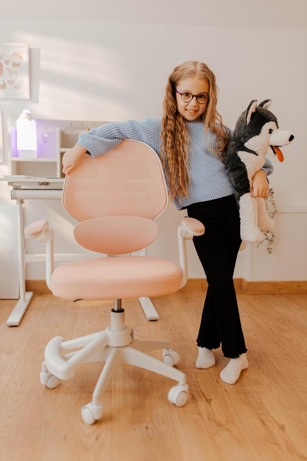 MARK ADLER Junior 4.5 | Ergonomischer Drehstuhl für Kinder & Jugendliche | Höhenverstellbar | Lordosenstütze | Klappbare Armlehnen | Schwerkraftrollen | Fußstütze | 360° Drehung | Rosa